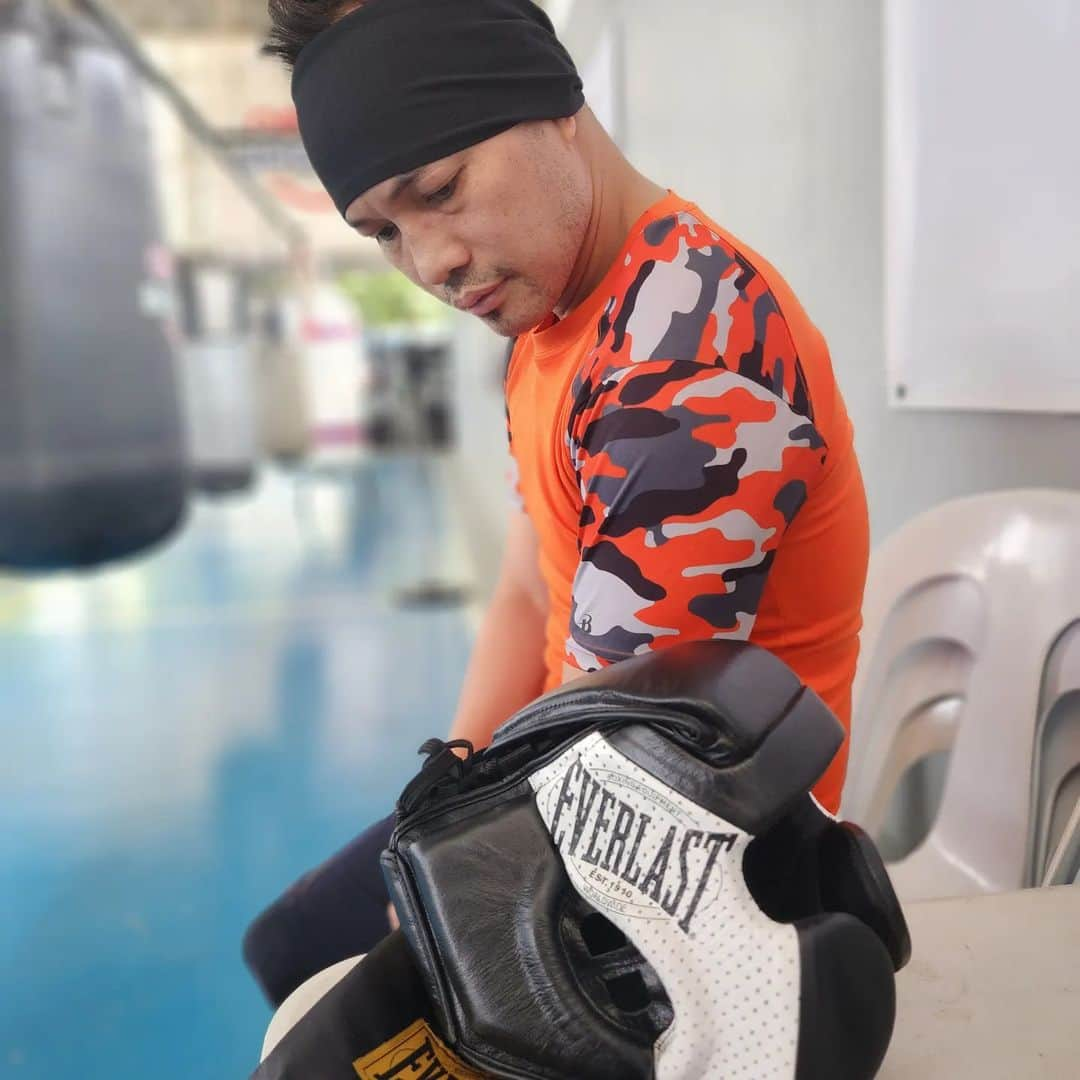 Noito Donaireさんのインスタグラム写真 - (Noito DonaireInstagram)「Alright old friend, time to get back to the old days.  Shoutout to @everlast for the 1910 headgear.」4月7日 9時57分 - nonitodonaire