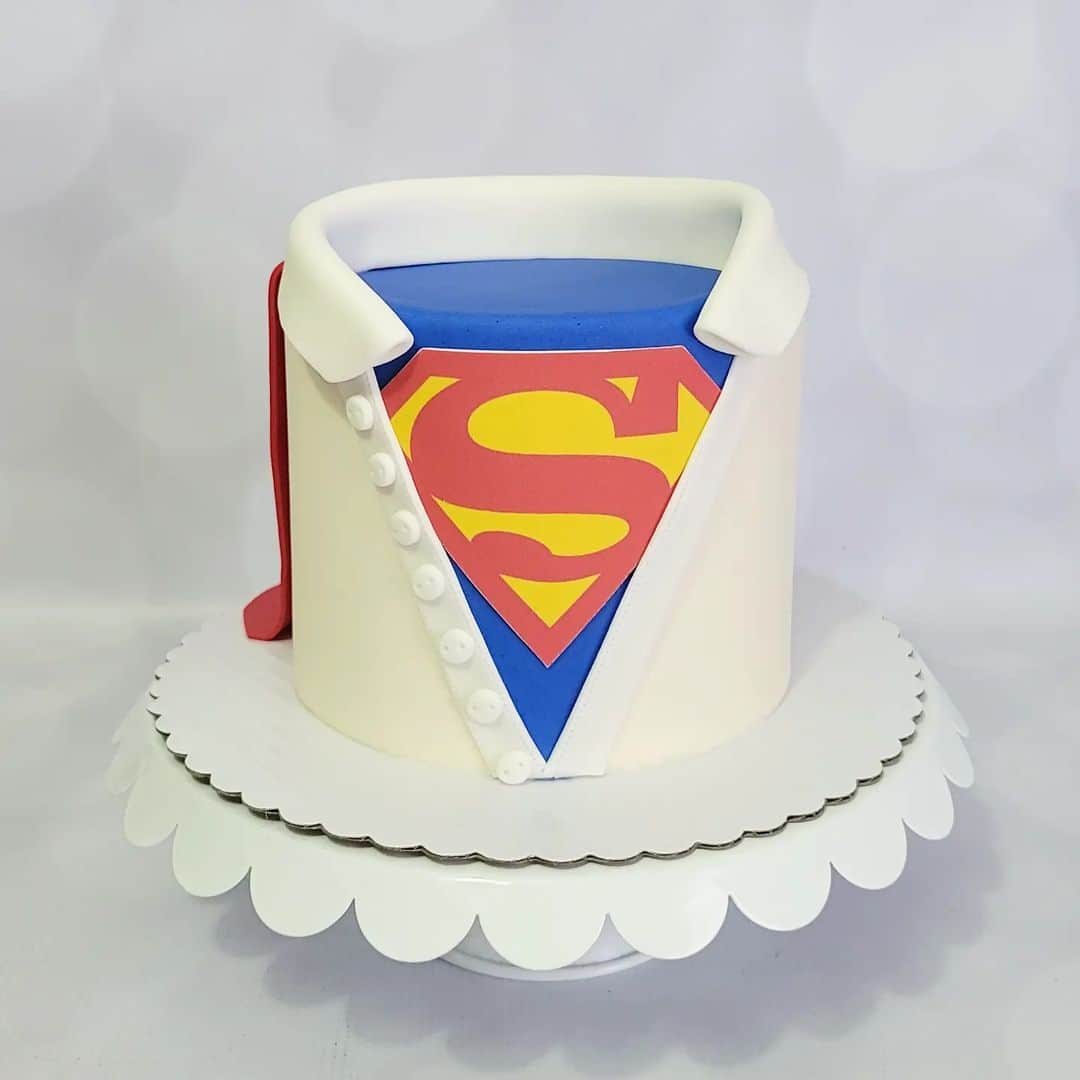 Honey Bee Cakesのインスタグラム：「Superman Cake」
