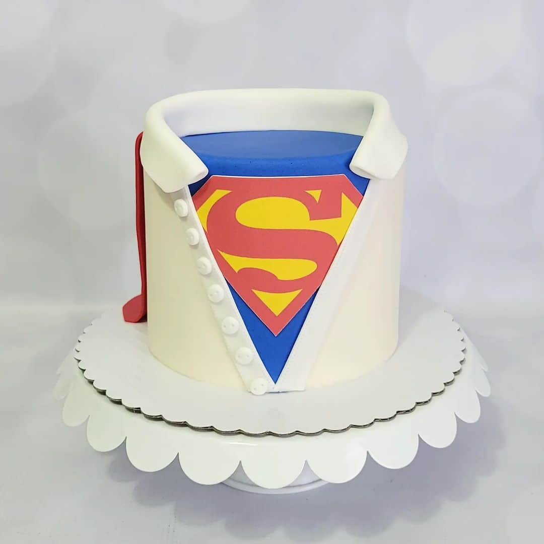 Honey Bee Cakesさんのインスタグラム写真 - (Honey Bee CakesInstagram)「Superman Cake」4月7日 10時01分 - matthawkonline