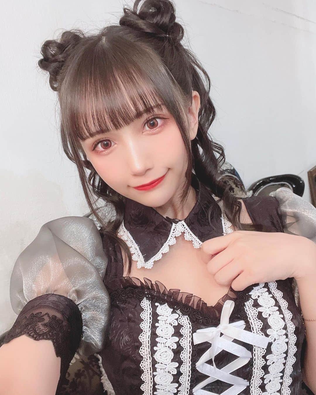 のインスタグラム：「「ねえ、ほらこれもかわいいでしょ♪」     マイバースデー2月17日にオープンした新宿のコンセプトカフェ&ダイニングバー『Shandy Love -シャンディ ラブ-』の衣装モデルしました！  たくさんコンカフェの制服モデルやらせてもらえて嬉しい♡      #shandylove #シャンラブ #新宿カフェ #コンカフェ #コンセプトカフェ #衣装モデル #歌舞伎町  #costume #野良コンカフェ嬢  #japanesegirl #japan_of_insta #followme #kawaii #職業天使 #君の彼女 #自撮り女子 #selfie」