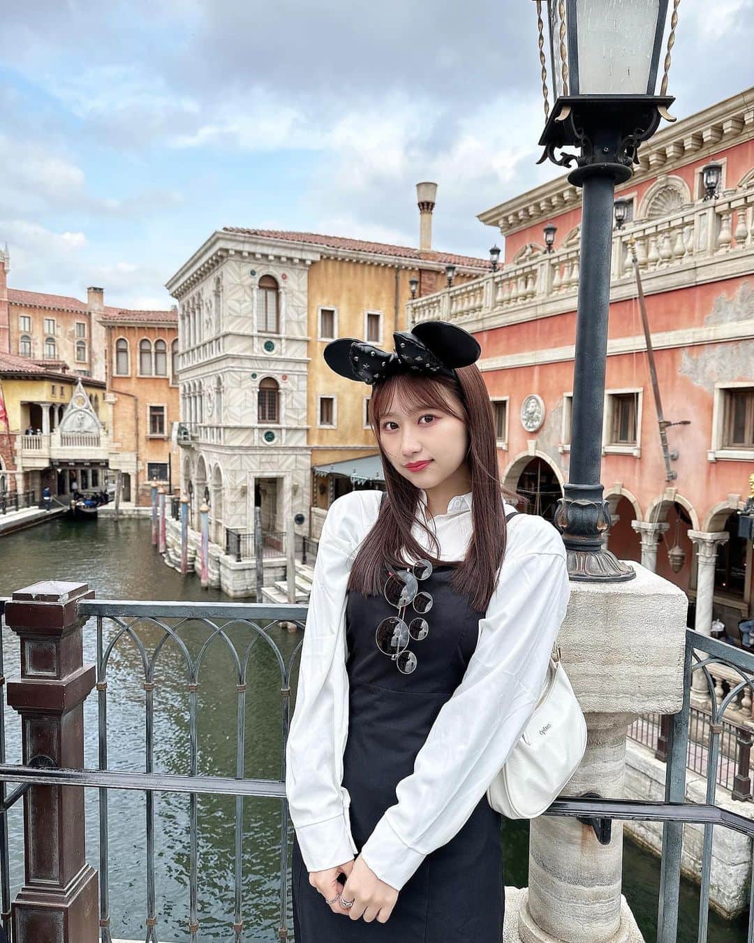 伊藤優絵瑠のインスタグラム：「1年ぶり～でした︎︎☺︎🐭   #ディズニー#ディズニーシー   #disney #disneysea」