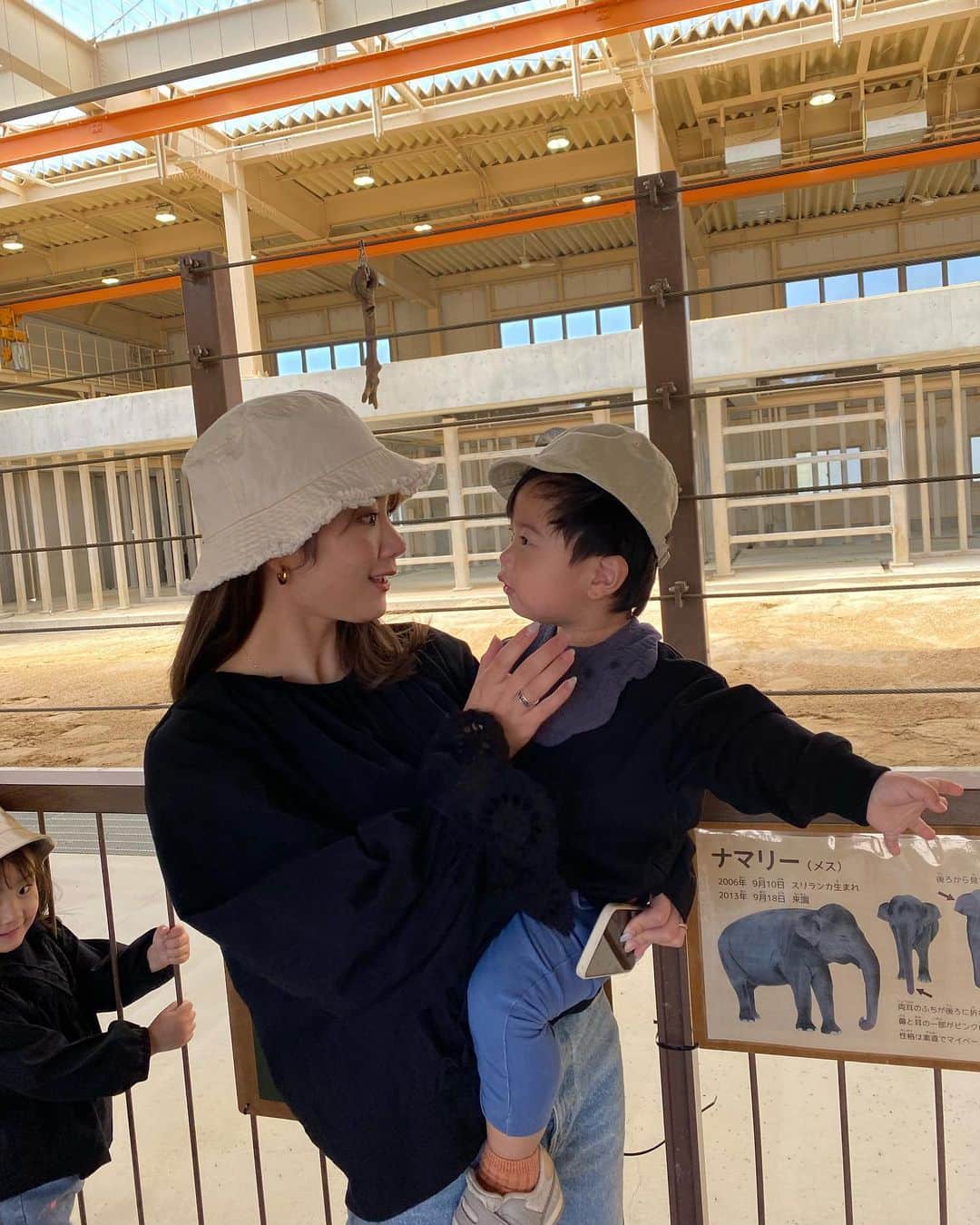 畠中清羅 のインスタグラム：「_  息子が愛してやまないぞうさんに会いに 徳山動物園へ🐘🐘🩵  ぞうさんのことが大好きで いつもぞうさんの歌って手を使ってぞうさんの鼻を表現してる🤣  こんなに喜んでくれるなら 毎月連れて行こうかなと思うほど🩵  私までゾウさんが好きになってきてしまったよ🐘笑  #徳山動物園#山口県#1歳#キッズコーデ#リンクコーデ#男の子ママ#3歳#女の子#女の子ママ」