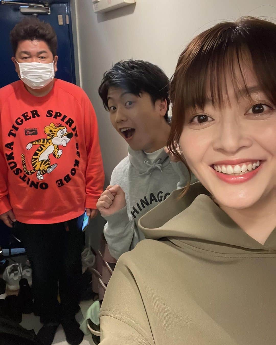 井上志帆子さんのインスタグラム写真 - (井上志帆子Instagram)「. #控えめに言って崖野は殺した方がいい  稽古始まりました。 知ってる人も初めましてもたくさんで 緊張してたけど 初日の稽古終わる頃にはその緊張もなくなって 割とありのままで人と接せてれました！ 本番は5月9日〜  チケットは明日の10時から発売されます！ 是非皆様、劇場に見に来てください。 画像のQRコードアクセスしてね！ 私はAチームです✌🏽 チケット買いたい方で、買い方など分からなかったらDMで聞いてください😀  #控えめ崖野#崖殺#舞台#福岡」4月7日 20時58分 - shiriko0316