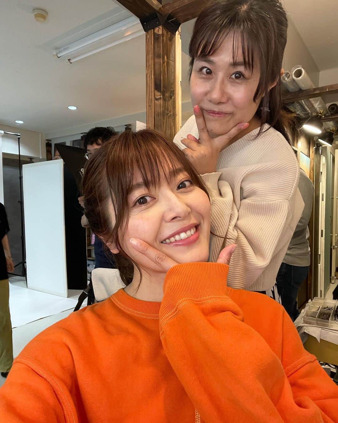 井上志帆子さんのインスタグラム写真 - (井上志帆子Instagram)「. #控えめに言って崖野は殺した方がいい  稽古始まりました。 知ってる人も初めましてもたくさんで 緊張してたけど 初日の稽古終わる頃にはその緊張もなくなって 割とありのままで人と接せてれました！ 本番は5月9日〜  チケットは明日の10時から発売されます！ 是非皆様、劇場に見に来てください。 画像のQRコードアクセスしてね！ 私はAチームです✌🏽 チケット買いたい方で、買い方など分からなかったらDMで聞いてください😀  #控えめ崖野#崖殺#舞台#福岡」4月7日 20時58分 - shiriko0316