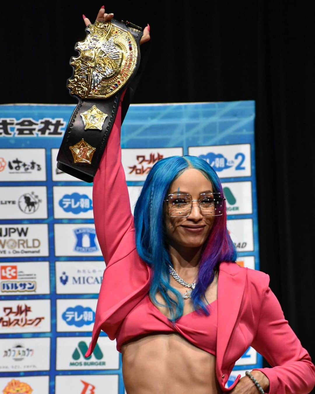 サシャ・バンクスさんのインスタグラム写真 - (サシャ・バンクスInstagram)「I bet you trippin' cause I got you weak. #theceo #iwgpwomenschampion」4月7日 20時51分 - themercedesvarnado