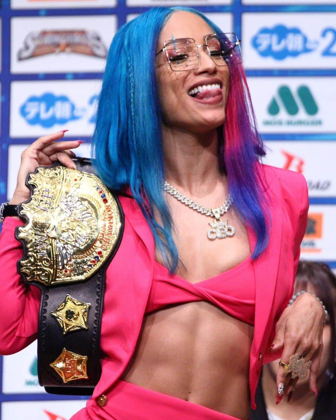 サシャ・バンクスのインスタグラム：「I bet you trippin' cause I got you weak. #theceo #iwgpwomenschampion」