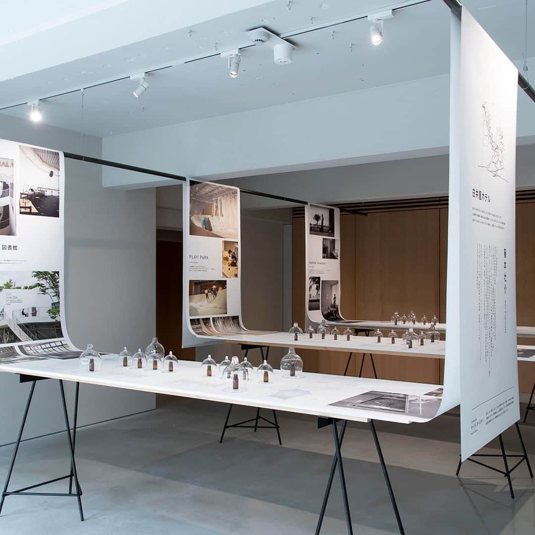 @aroma アットアロマさんのインスタグラム写真 - (@aroma アットアロマInstagram)「［建築のための香り展］スタートしました 日本を代表する6組の建築家とともに、代表的な建築物のために作成した6種の香りをご体感いただける展覧会です。 入場無料・ご予約不要ですので、ぜひいらしてくださいね。  ［参加建築家と建築物のご紹介］ ・芦沢 啓治(MARIHA Showroom) 　@keijiashizawa @keijiashizawadesign ・乾 久美子(日比谷花壇 日比谷公園店) 　#kumikoinui ・手塚 貴晴＋手塚 由比(PLAY! PARK) 　@tezuka_architects ・永山 祐子(YAMAGIWA OSAKA) 　@yna_tokyo @yuko.nagayama ・平田 晃久(太田市美術館・図書館) 　@architect.akihisa.hirata ・藤本 壮介(白井屋ホテル) 　@sou_fujimoto  ※五十音順・敬称略  ［開催概要］ ARCHITECTURE×SCENTING DESIGN 建築のための香り展 日時：2023年4月7日(金)～ 4月29日(土)12時～18時 会場：Karimoku Commons Tokyo ※入場無料・日曜休館  ▷展覧会の詳細はストーリーズハイライトより @ataroma_official  #ataroma #アットアロマ #建築のための香り展 #芦沢啓治 #乾久美子 #手塚貴晴 #手塚由比 #永山祐子 #平田晃久 #藤本壮介 #mariha #日比谷花壇 #playpark #yamagiwa #太田市美術館図書館 #白井屋ホテル #karimoku #建築 #建築物 #建築デザイン」4月7日 20時51分 - ataroma_official