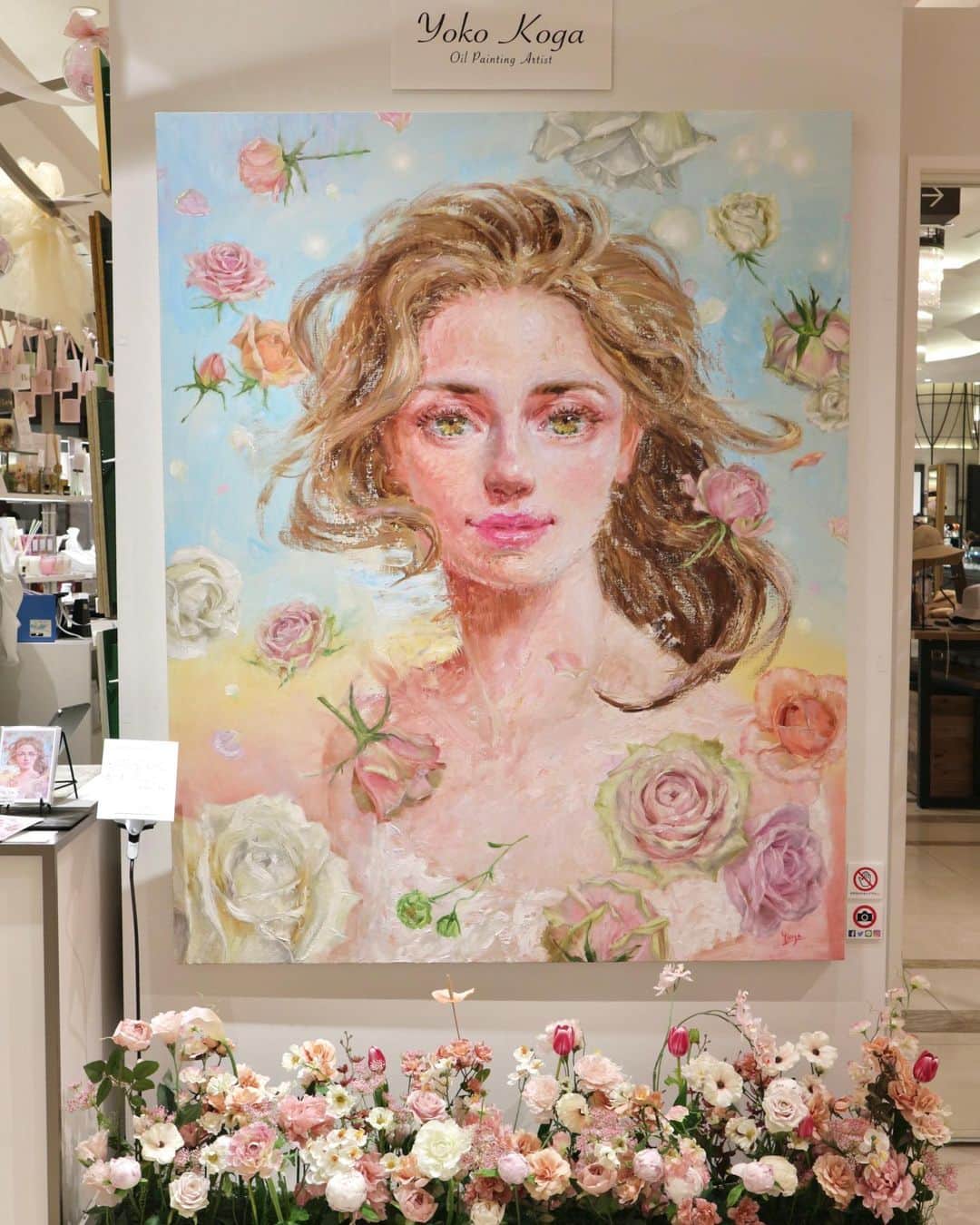 古賀陽子のインスタグラム：「先日、阪急うめだ本店でのPOP-UPが終了しました🌸 POP-UPという形は初めてでしたが、たくさんの方々の目に触れる良い機会となりました！ 初めて絵画に興味を持ってくださった方々や、一目惚れしたとおっしゃってくださった方々など、新しい出会いがたくさんありました✨  もちろん告知をご覧になり、お越しくださった方々にも大変感謝しております！  改めて作品をご覧いただき、どうもありがとうございました‼️ 次は個展会場でお会いできたら嬉しいです😆✨  #うめだ阪急1階コトコトステージ12  #アート #アーティスト #アートワーク #アートコレクター #美術館 #作品 #絵画のある暮らし #絵のある暮らし #ギャラリー #大阪 #梅田 #阪急梅田 #阪急百貨店うめだ本店 #阪急うめだ本店 #うめはん #うめだ阪急 #japaneseartist #artcollector #artistsoninstagram #oiloncanvas #art #artwork #gallery #artist #exhibition #古賀陽子 #yokokoga #油絵  #油彩画」