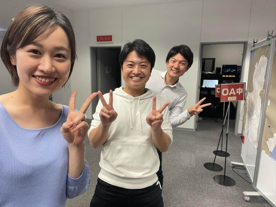 松原朋美さんのインスタグラム写真 - (松原朋美Instagram)「まもなく1年間の育休に入る鈴木アナ。 しばらく会えなくなるので写真をパチリ📸笑  部のムードメーカーが一旦離れるのは寂しいけど、家族との時間を大切にね😚  ムードメーカーの後任は上山アナです。笑  #鈴木康一郎#上山元気 #松原朋美」4月7日 20時54分 - matsubara.tomomi.0205