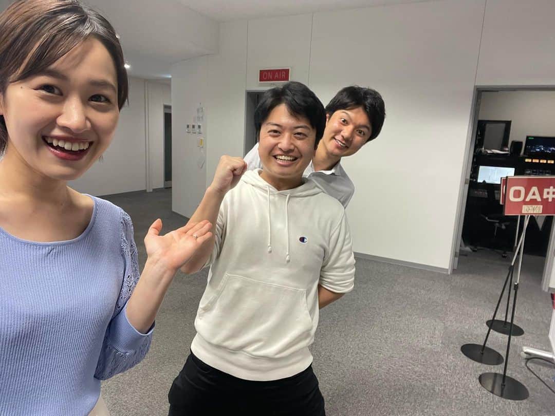 松原朋美のインスタグラム：「まもなく1年間の育休に入る鈴木アナ。 しばらく会えなくなるので写真をパチリ📸笑  部のムードメーカーが一旦離れるのは寂しいけど、家族との時間を大切にね😚  ムードメーカーの後任は上山アナです。笑  #鈴木康一郎#上山元気 #松原朋美」