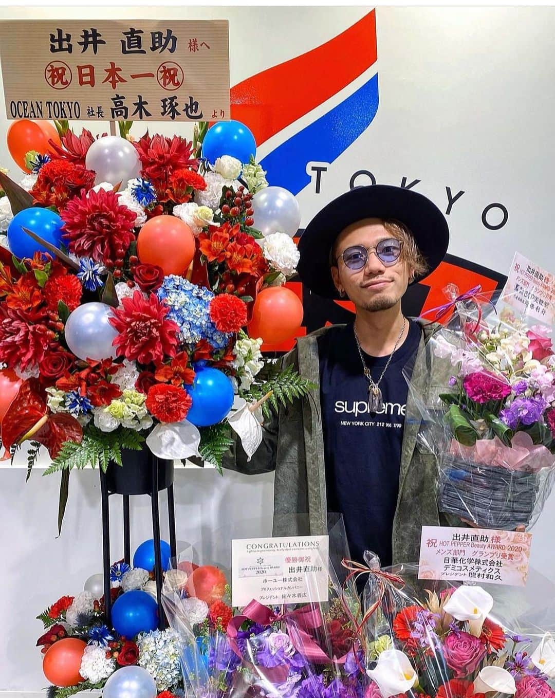 出井直助さんのインスタグラム写真 - (出井直助Instagram)「高木社長より @takagi_ocean  技術売上【1000万】達成のお祝いのお花を頂きました💐  サプライズすぎて感動でした😭 お忙しい中ありがとうございます‼️  高木社長からお花を頂くのは、 2020年にメンズヘア日本一を受賞して以来 2回目でしたが💐を頂くのは本当に嬉しいです❤️‍🔥  お客様方をはじめ、 たくさんの方々に支えて頂いて、 今の自分がいるということを忘れずに、 感謝の気持ちを持ち続け、 これからもより一層頑張っていきたいと思いますので、 何卒よろしくお願い致します🔥  皆様、いつも本当にありがとうございます。  #OCEANTOKYO #オーシャントーキョー #高木琢也 社長 #感謝 #大阪美容師 #メンズ美容師 #皆様いつもありがとうございます」4月7日 20時54分 - ocean_naosuke