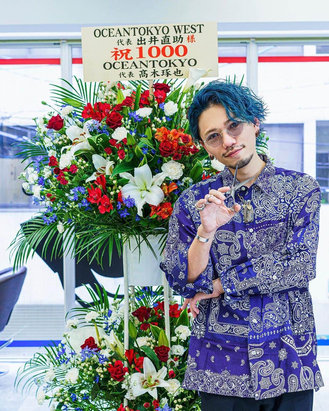 出井直助さんのインスタグラム写真 - (出井直助Instagram)「高木社長より @takagi_ocean  技術売上【1000万】達成のお祝いのお花を頂きました💐  サプライズすぎて感動でした😭 お忙しい中ありがとうございます‼️  高木社長からお花を頂くのは、 2020年にメンズヘア日本一を受賞して以来 2回目でしたが💐を頂くのは本当に嬉しいです❤️‍🔥  お客様方をはじめ、 たくさんの方々に支えて頂いて、 今の自分がいるということを忘れずに、 感謝の気持ちを持ち続け、 これからもより一層頑張っていきたいと思いますので、 何卒よろしくお願い致します🔥  皆様、いつも本当にありがとうございます。  #OCEANTOKYO #オーシャントーキョー #高木琢也 社長 #感謝 #大阪美容師 #メンズ美容師 #皆様いつもありがとうございます」4月7日 20時54分 - ocean_naosuke