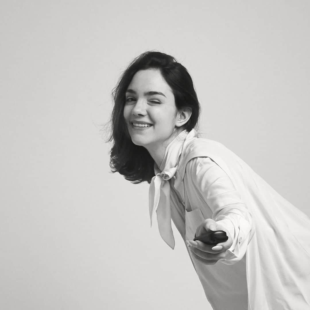 エフゲニア・メドベージェワのインスタグラム：「⚡️ ⚡️ ⚡️   Друзья, важные новости! Уже скоро мы запускаем мой YouTube-канал и готовим для Вас много интересных сюрпризов!   Первое шоу - гостевой формат с героями из разных сфер. Всё остальное, ещё секрет🤫 А пока, пишите в комментариях с кем бы Вы хотели видеть пилотный выпуск?)」