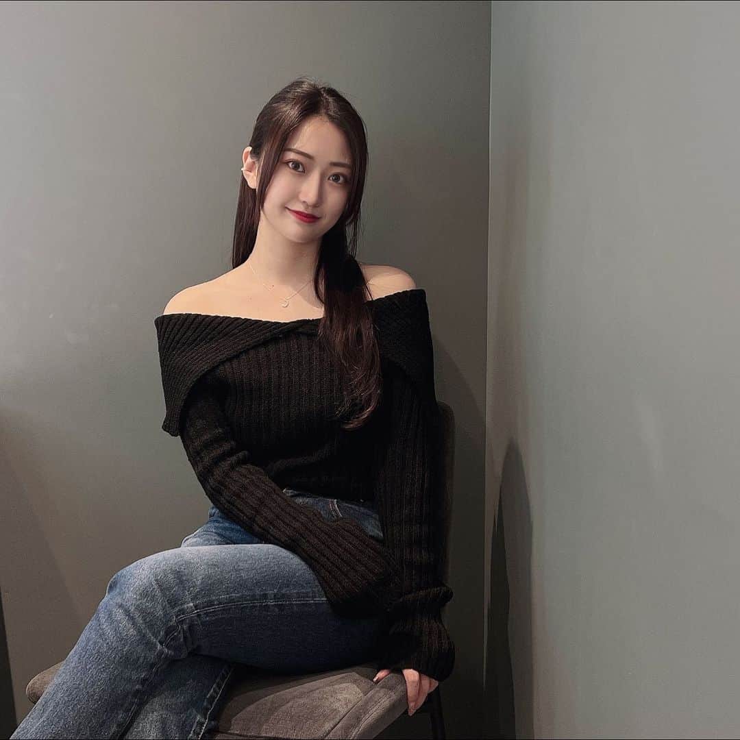 山木彩乃のインスタグラム：「🐽♥︎ 昔の写真で失礼いたします。 今もまるいけど更に丸い時の私。  近々ブランド再開しようと思ってます‼︎  店舗販売するので是非お立ち寄りください。 前購入いただいてた方.もしまだフォローして くださってたらご意見お願い致します🙇🏻‍♀️💫  そして新しくインスタ開設しました↓↓ @cherie__berinda   引き続きよろしくお願い致します🌙」