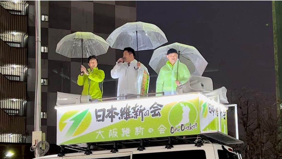 秋山準のインスタグラム：「弟の応援演説  雨の中、みなさんご清聴ありがとうございました！  ご協力頂いているみなさん、あと2日宜しくお願い致します。  #ddtpro #秋山準 #秋山ひろゆき」
