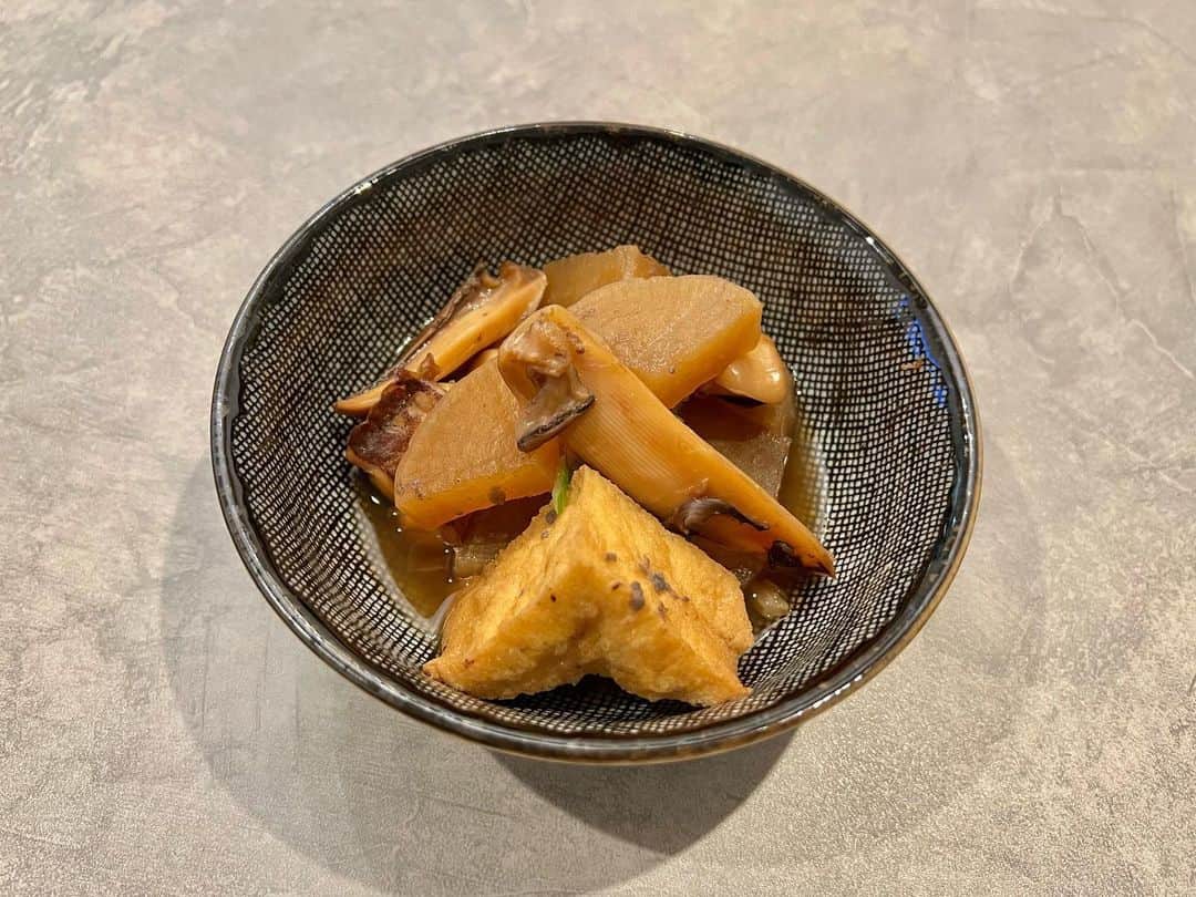 秋丸美帆さんのインスタグラム写真 - (秋丸美帆Instagram)「ベラ食べた事ありますか？😆私は小さい頃、よく食べてましたが、最近はリリースばかりだったので久しぶりにお煮付けにしてみました☺️ 一口食べた瞬間に何故か昔を思い出して感動😭やっぱりベラはおいしい✨身がふわふわしていて、お煮付けおすすめです😆  MENU ・メバルとベラのお煮付け ・チヌのカルパッチョ ・アオリイカのイカ大根  #釣り #魚 #料理 #魚料理 #カルパッチョ #料理記録 #みっぴ #秋丸美帆 #料亭みぴこ」4月7日 19時25分 - mippy34