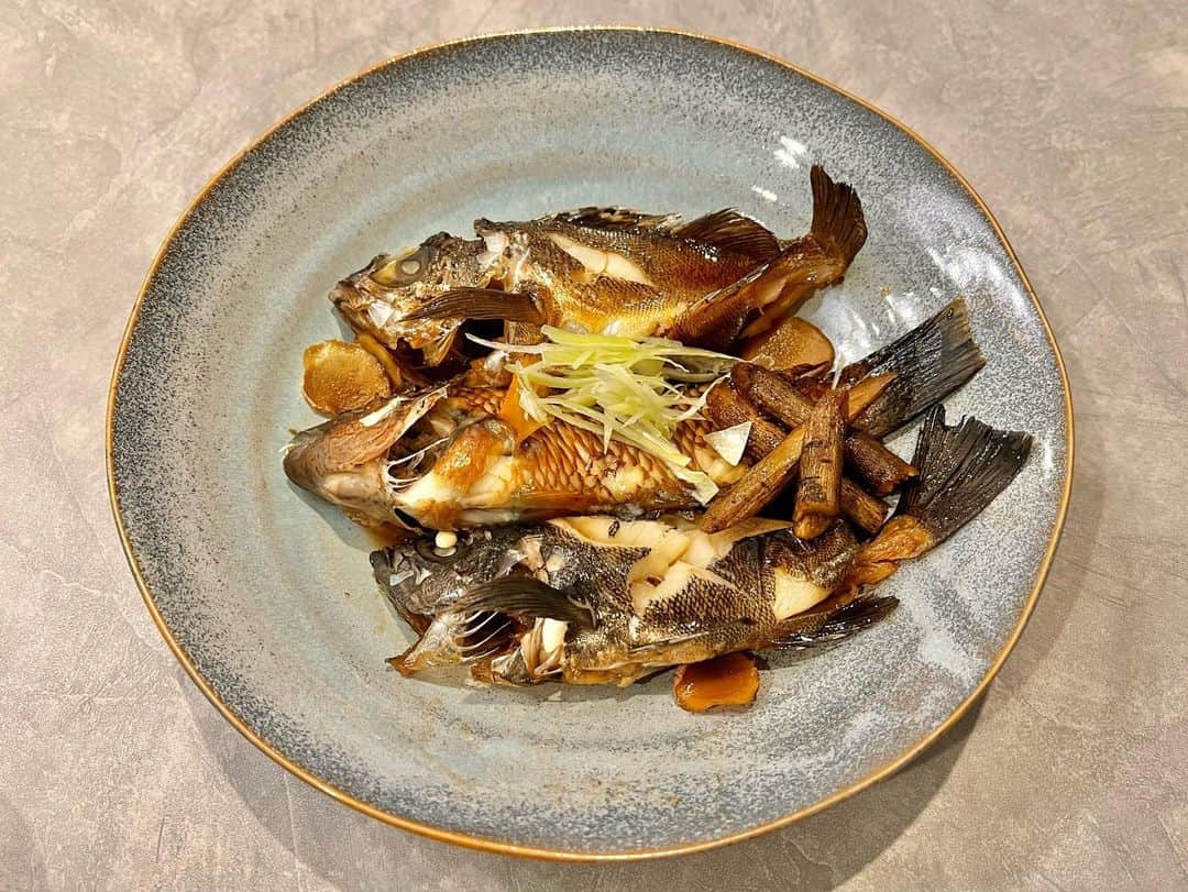 秋丸美帆さんのインスタグラム写真 - (秋丸美帆Instagram)「ベラ食べた事ありますか？😆私は小さい頃、よく食べてましたが、最近はリリースばかりだったので久しぶりにお煮付けにしてみました☺️ 一口食べた瞬間に何故か昔を思い出して感動😭やっぱりベラはおいしい✨身がふわふわしていて、お煮付けおすすめです😆  MENU ・メバルとベラのお煮付け ・チヌのカルパッチョ ・アオリイカのイカ大根  #釣り #魚 #料理 #魚料理 #カルパッチョ #料理記録 #みっぴ #秋丸美帆 #料亭みぴこ」4月7日 19時25分 - mippy34