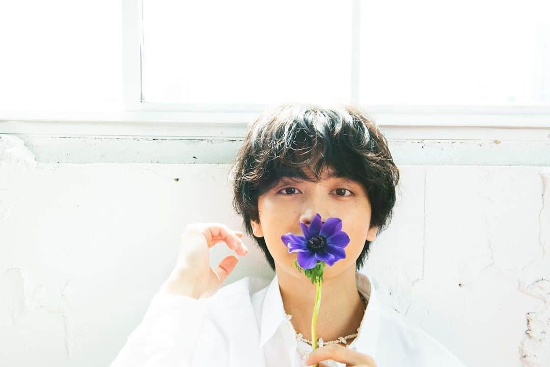 瀬戸利樹のインスタグラム：「今月号の「DUeT」は、 花と一緒に撮るのがテーマでした！ ふらわーが似合う男になりたい🌼 #duet #連載 #花 #Flower」