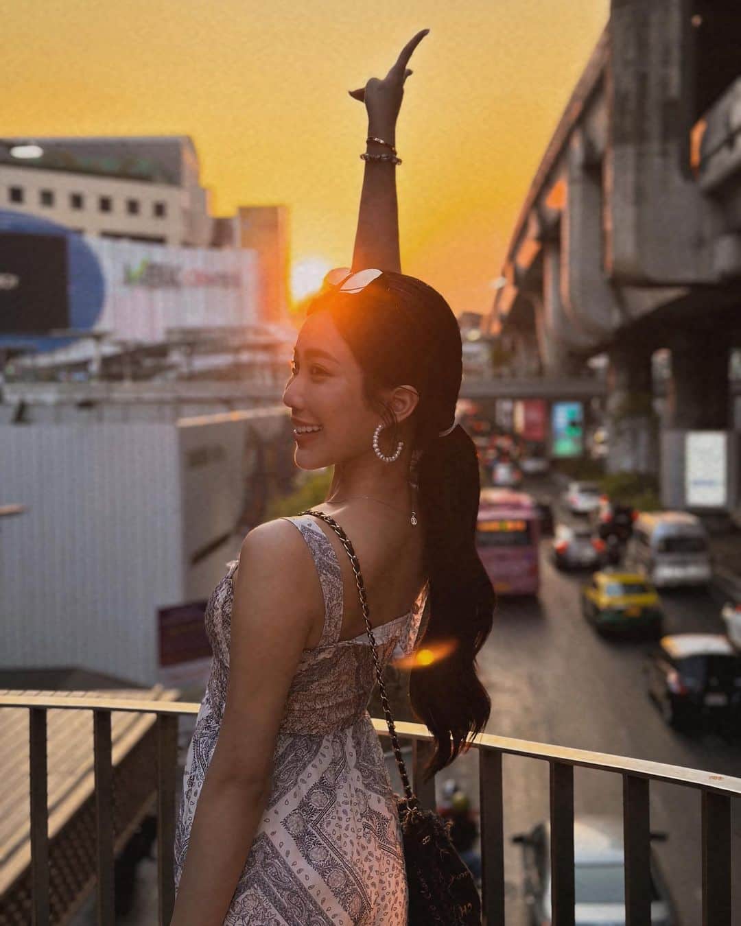 張楚珊さんのインスタグラム写真 - (張楚珊Instagram)「🌄 曼谷的塞車真的沒在開玩笑.. 準備去吃晚餐的路途中看到日落有夠美🧡  回台灣了心還沒回來🫥🫥🫥」4月7日 19時27分 - iam33___