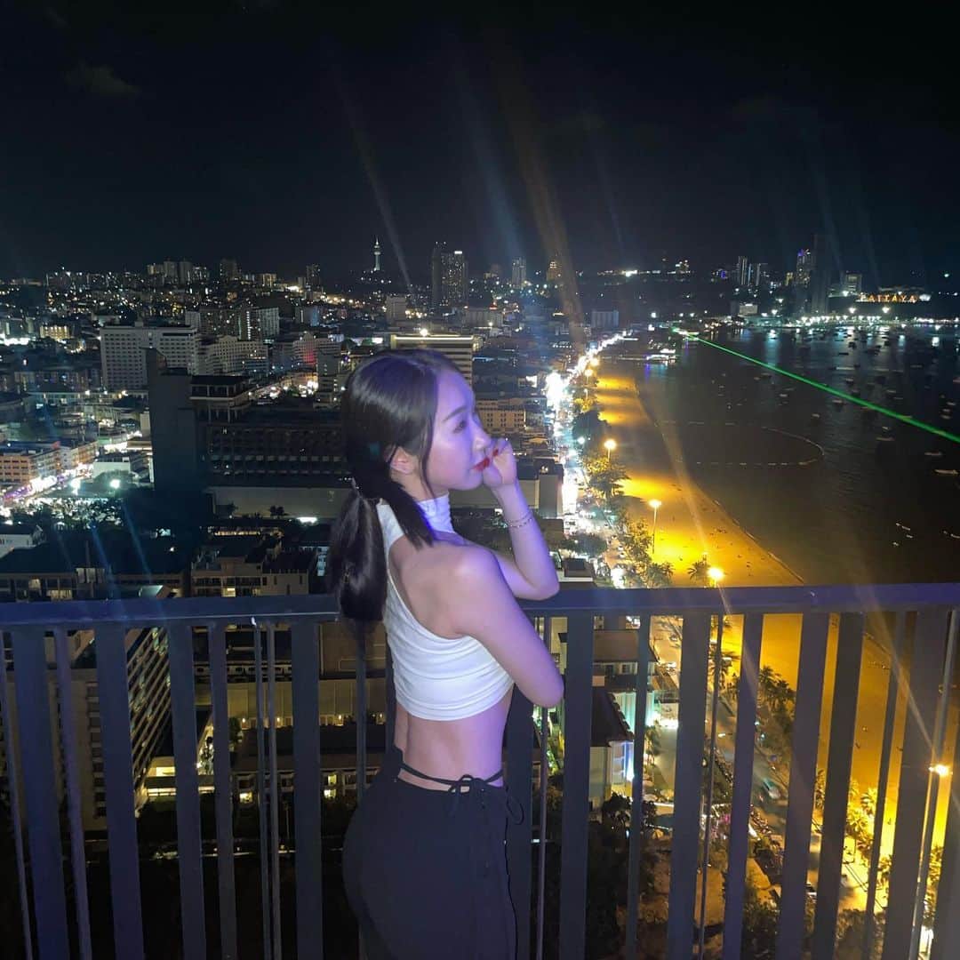 熊野あゆ（澄川鮎）のインスタグラム：「帰国したけど、しばらくタイの余韻💞 . . . #🇹🇭 #thailand #love #trip #rooftop #hotel #pattaya #beach #summer」