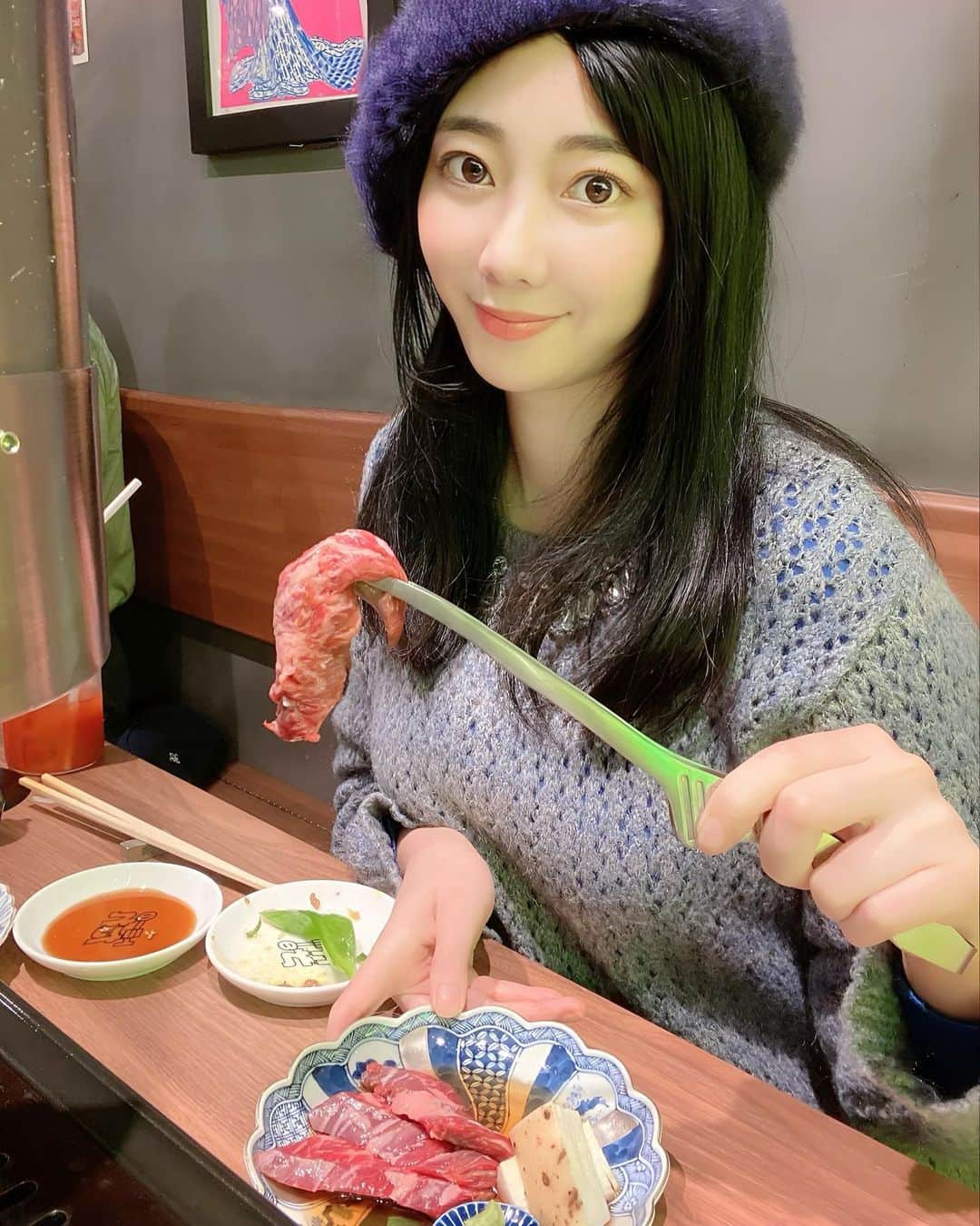 いけながあいみさんのインスタグラム写真 - (いけながあいみInstagram)「焼き肉ディナー🥩✨ ・ オープンしたばかりの【酒と焼き肉 ニュートミー】さんへ❣️ ・ 中洲コースを頂きました✨ 鶏、豚、羊、牛の肉、ホルモンと色んなお肉が盛り込まれてるの〜🙌 ・ タレもそれぞれ凝っていて美味しかった😋💕 ・ 名前も面白く エロハラミ、エロタンタンって書いてあって なぜエロがつくのか聞き忘れちゃった🤣笑 ・ 〆もご飯や麺から選べて、私はカルボナーラ風の中華麺をチョイス🍝 初めて食べる味でした😄✨ ・ コースの量も多くて、お腹いっぱいで大満足😊 ・ ご馳走様でしたー♡  📍東京都渋谷区恵比寿南1-1-3 1F 📞 03 5708 5129 🚃 恵比寿駅西口より徒歩1分  #恵比寿居酒屋 #恵比寿ごはん #恵比寿ディナー  #居酒屋デート #飲み会 #恵比寿焼肉 #恵比寿デート #東京焼肉 #焼肉デート#焼肉グルメ#焼肉 #恵比寿 #肉 #肉料理 #焼き肉」4月7日 19時30分 - aimicat424