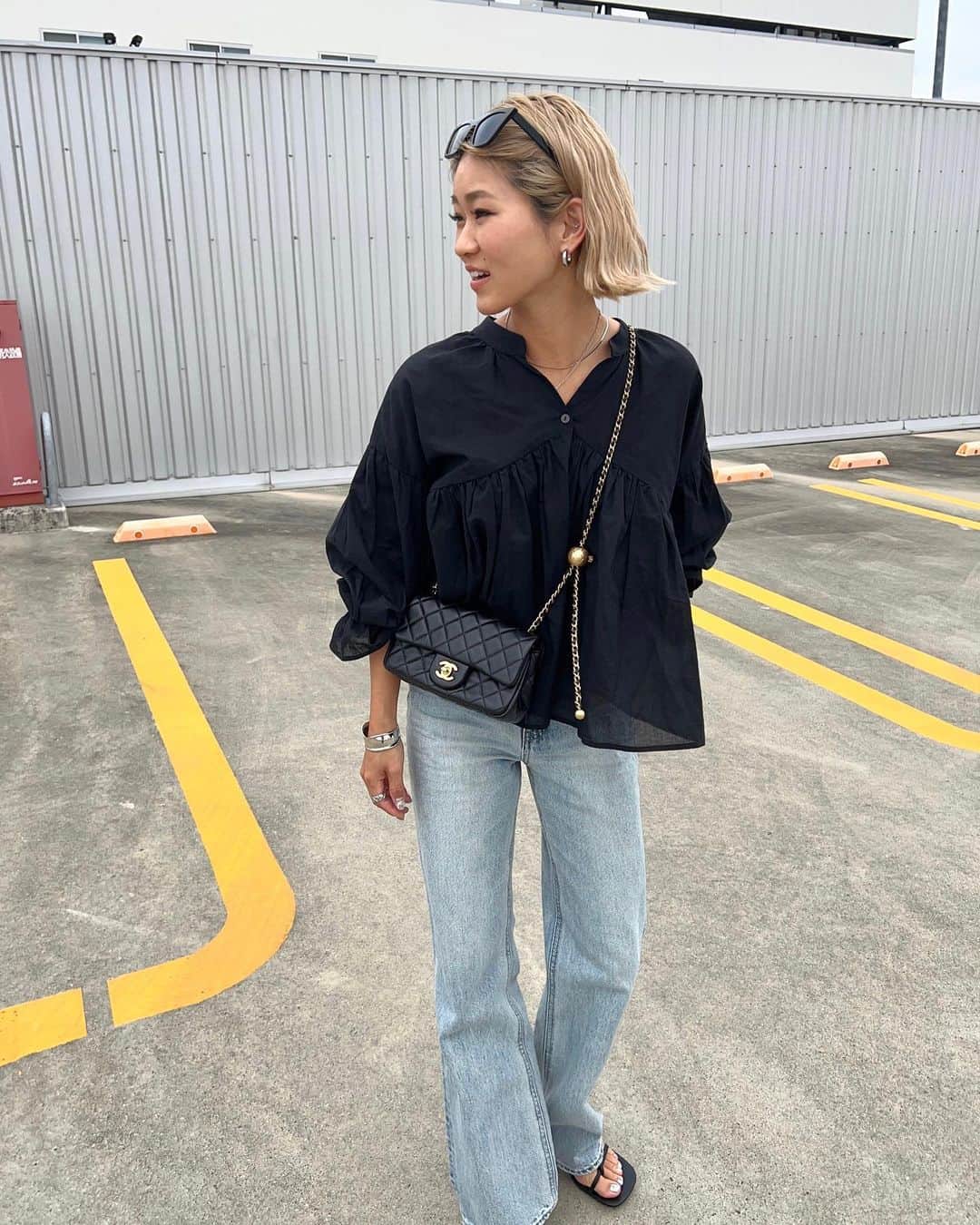 annaさんのインスタグラム写真 - (annaInstagram)「.  ブラウス×ストレートデニム合わせが 可愛くて超お気に入り😳🫶 @titivatejp   胸元の切り替えから広がる ギャザーデザインがポイント🌸 キャンディースリーブデザインの袖も どこ取っても最高に好き🖤  デニムはSLYのシルエット💯👖  #春コーデ#春ファッション#トレンドコーデ#ブラウスコーデ#ブラウス#デニムコーデ#デニム#大人カジュアル#オトナカジュアル#titivate#ティティベイト#titivatestyle#タイアップ#キャンディースリーブギャザーブラウス#158cmコーデ#骨格ナチュラル#きょこ#イエベ春」4月7日 19時39分 - 12anna23