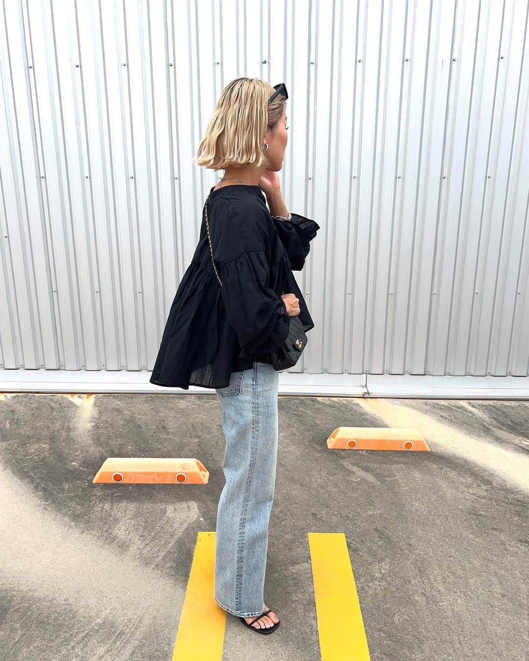 annaさんのインスタグラム写真 - (annaInstagram)「.  ブラウス×ストレートデニム合わせが 可愛くて超お気に入り😳🫶 @titivatejp   胸元の切り替えから広がる ギャザーデザインがポイント🌸 キャンディースリーブデザインの袖も どこ取っても最高に好き🖤  デニムはSLYのシルエット💯👖  #春コーデ#春ファッション#トレンドコーデ#ブラウスコーデ#ブラウス#デニムコーデ#デニム#大人カジュアル#オトナカジュアル#titivate#ティティベイト#titivatestyle#タイアップ#キャンディースリーブギャザーブラウス#158cmコーデ#骨格ナチュラル#きょこ#イエベ春」4月7日 19時39分 - 12anna23