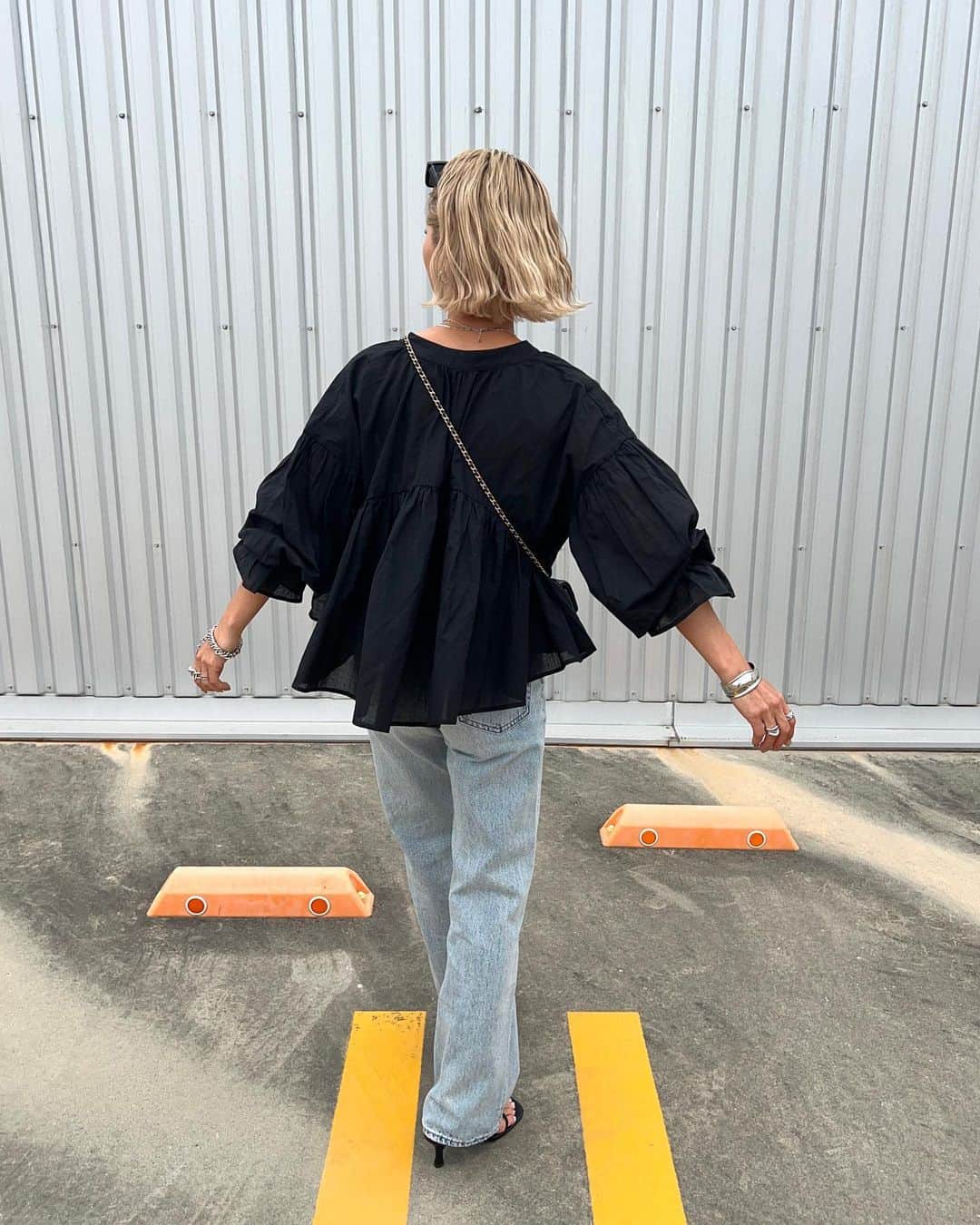 annaさんのインスタグラム写真 - (annaInstagram)「.  ブラウス×ストレートデニム合わせが 可愛くて超お気に入り😳🫶 @titivatejp   胸元の切り替えから広がる ギャザーデザインがポイント🌸 キャンディースリーブデザインの袖も どこ取っても最高に好き🖤  デニムはSLYのシルエット💯👖  #春コーデ#春ファッション#トレンドコーデ#ブラウスコーデ#ブラウス#デニムコーデ#デニム#大人カジュアル#オトナカジュアル#titivate#ティティベイト#titivatestyle#タイアップ#キャンディースリーブギャザーブラウス#158cmコーデ#骨格ナチュラル#きょこ#イエベ春」4月7日 19時39分 - 12anna23