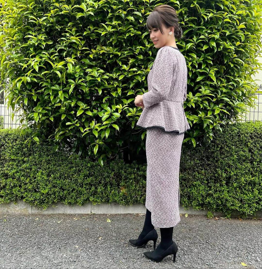 岡部玲子のインスタグラム：「入学式コーデ😁🌸  ツイードのペプラムワンピースにしました✨  ヘアアレンジも相変わらず自分で簡単に😂  👧の始園式もあったりで 新学期用品や提出資料を持って 行ったり来たり😂  疲れた…。  週末は 大量に渡された提出資料の書き込みと 新学期用品の名前付け…  考えたくない…本当に😱  明日の夜 帰宅してから頑張ります😢  金曜日は 次の日の準備🏇📺🗞✏️もあるので 今日の夜はデリバリーのお寿司🍣😂  久しぶりに 糖質摂取しまくりだけれど おめでたい日だからよし㊗️ (明日も実はお祝いdayで 糖質dayになりそうだけれど😅)  明日のグリーンチャンネル 中央競馬全レース中継では ユニコーンライオンが出走する オーストラリアのクイーンエリザベスSも お届けする予定です✌️  是非お楽しみください☺️  ではでは 明日の準備にもどりまーす💪  皆様も ハッピーな週末をお過ごしください😉✨  #岡部玲子 #タレント　#レポーター　#競馬　#競馬キャスター #入学式コーデ　#新学期　　#新生活スタート #ツイードワンピース #春　#グリーンチャンネル　#クイーンエリザベスs」