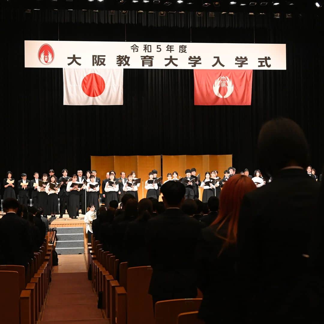 大阪教育大学のインスタグラム：「令和5年度大阪教育大学入学式を、4月5日に大阪国際会議場（グランキューブ大阪）で挙行しました。 新入生の皆さん、おめでとうございます！  #公式インスタグラム #国立大学 #大阪教育大学 #大教 #大教大 #OsakaKyoikuUniversity #OKU #人にまっすぐ。 #教員養成 #教育協働 #入学式 #新入生 #入学おめでとう」