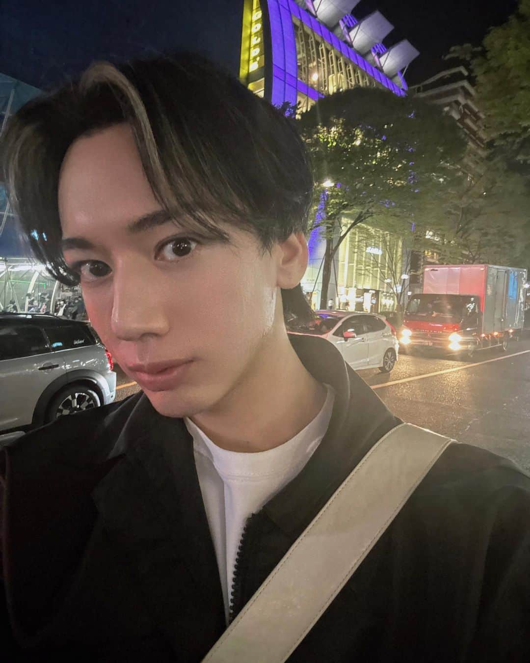 石黒慎太郎のインスタグラム：「⁡ 2年間の金髪を卒って8.5割黒髪にしました ⁡ 久しぶりに金髪にした時は金髪に顔がついてくるように努力しましたが今は黒髪が似合うように努力してます 努力 未来 A BEAUTIFUL STAR  P.S 気に入ってます」