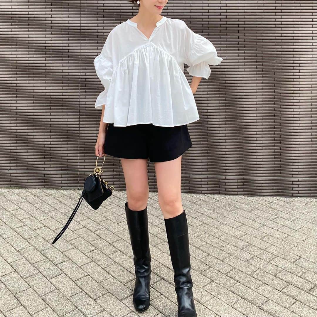 Nagiのインスタグラム：「ふわっと広がりのあるブラウスにショートパンツ  キャンディスリーブの袖が可愛い🥰  @titivatejp   .  #titivate#titivatestyle#ティティベイト#タイアップ#キャンディースリーブギャザーブラウス#大人カジュアル#春コーデ#トレンドコーデ#ブルベ冬#骨格ウェーブ」