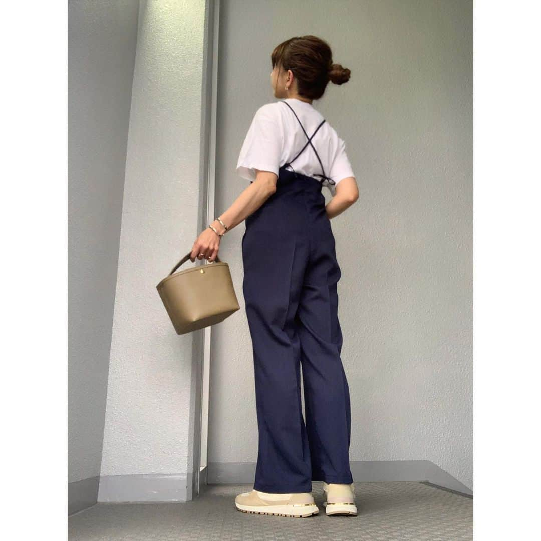 chieminsさんのインスタグラム写真 - (chieminsInstagram)「@ecrire.jp さんのキャミオールインワンを着回し‪🤍!!  シンプルで可愛いからたくさん着回せるᥫᩣ·͜· セットアップも可能だから、ジャケットも持ってたらかなり使えるな~~~  夏はTシャツやタンクに合わせてサラッと着たいな🤍!!  ZOZOでタイムセールしてた!! グレーも気になってる‪🫶🏻🤍  #ECRIRE #エクリール #code  #coordinate #ootd #outfit #mylook #ママコーデ #156cmコーデ」4月7日 19時36分 - chery0131