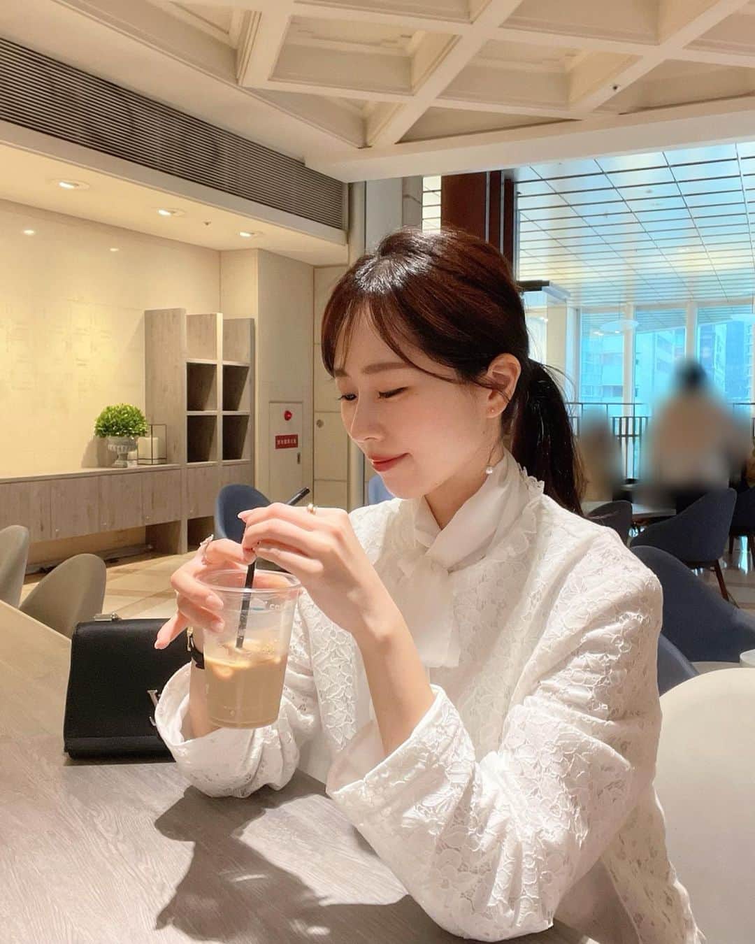 ハンナミのインスタグラム：「@eneu__ny 언니랑 ☕️☔️🤍  今日から発売の新作レースジャケットに 昨年のサテンスリーブブラウス合わせてみた ♡  jacket, blouse, pierce #eneu」