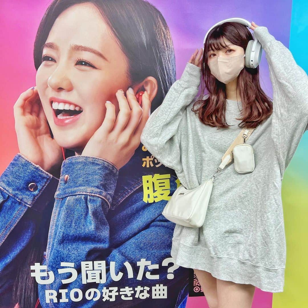 のインスタグラム：「. . amazon music 🎧 in新宿 niziu 広告見に行ってきた〜🎼✨  前回見に行けなかったら 今回はしっかり目に焼き付けてきた🫶 みんな可愛くてみれて大満足でしたっ💗  そして、@rienda_official のバッグ めちゃくちゃ愛用してる！！🥺🩷 白か黒か迷ったけど白にして正解だった✨  #niziu #niziuライブ #amazonmusic #niziu広告 #withu #推し活 #推しのいる生活」