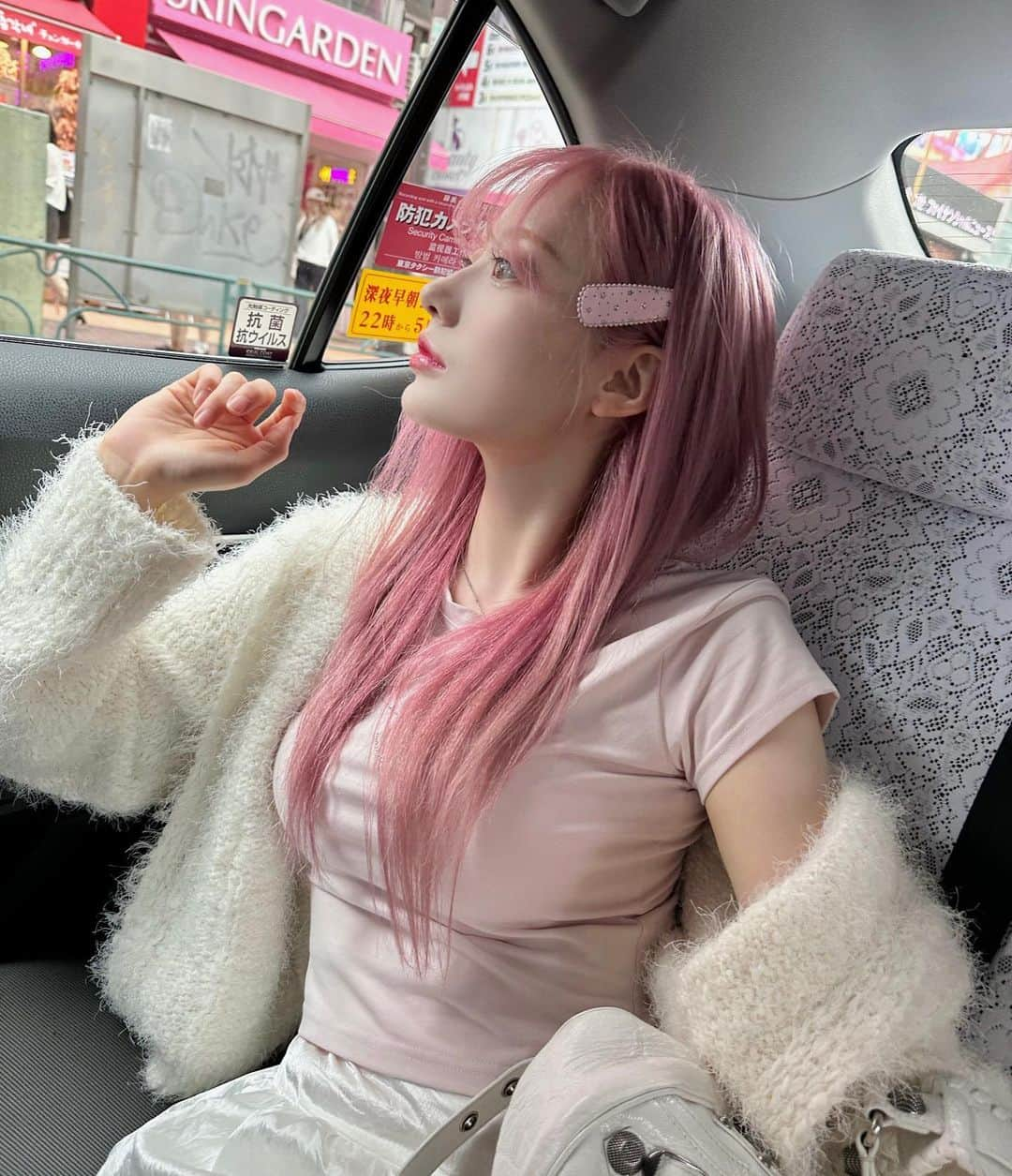 キム・チョンアさんのインスタグラム写真 - (キム・チョンアInstagram)「新大久保来ました 🤍🚖  유나쌤한테 핑머 받고 일본출장 스타토💗🫶🏻  일본은 택시에서 사진 찍어야한다며 열촬해준 한나언뉘 ㅋㅋㅋㅋㅋ 뒷자리 정윤이까지 3명이서 탔는뎈ㅋㅋㅋㅋㅋ 이렇게 찍는거 맞지?   #핑크염색 #탈색 #합정메이브 #신오쿠보」4月7日 19時38分 - 94_j.a