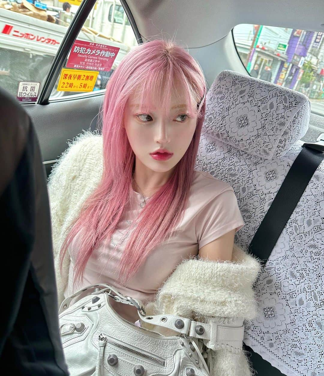 キム・チョンアさんのインスタグラム写真 - (キム・チョンアInstagram)「新大久保来ました 🤍🚖  유나쌤한테 핑머 받고 일본출장 스타토💗🫶🏻  일본은 택시에서 사진 찍어야한다며 열촬해준 한나언뉘 ㅋㅋㅋㅋㅋ 뒷자리 정윤이까지 3명이서 탔는뎈ㅋㅋㅋㅋㅋ 이렇게 찍는거 맞지?   #핑크염색 #탈색 #합정메이브 #신오쿠보」4月7日 19時38分 - 94_j.a