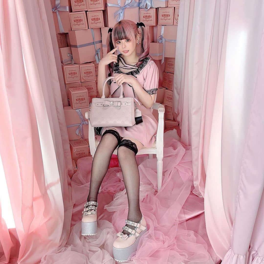 のインスタグラム：「ㅤㅤㅤㅤㅤㅤㅤㅤㅤㅤㅤㅤㅤ ちょっとまえのさきって感じする🥹🫶🏻🩷🎀 ㅤㅤㅤㅤㅤㅤㅤㅤㅤㅤㅤㅤㅤ ❤︎Bemqin 8th Collection❤︎ シンデレラシューズ第二弾❕❕ 本日より公式通販サイトailandにて販売スタート致しました🫶🏻 ㅤㅤㅤㅤㅤㅤㅤㅤㅤㅤㅤㅤㅤ より多くの女の子がシンデレラになれますように！🩰💎 ㅤㅤㅤㅤㅤㅤㅤㅤㅤㅤㅤㅤㅤㅤㅤㅤㅤㅤㅤㅤㅤㅤㅤㅤㅤㅤ #ankrouge #アンクルージュ #bemqin #シューズ #厚底シューズ #地雷 #地雷系女子 #地雷女 #量産型ヲタク #隠しきれないヲタク #量産型 #推し活 #参戦服 #参戦服コーデ #ピンクヘアー #ピンクコーデ #ツインテール #ピンク推し #いいね返し #自発ください #アパレル店員 #japanesegirl #l4l #f4f」