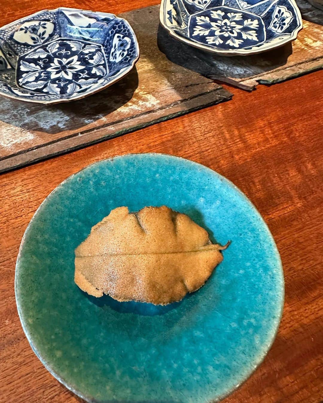 RIKACOさんのインスタグラム写真 - (RIKACOInstagram)「🖤 京都　てっさい堂にて ビンテージのお皿を買いました！ お届けしてもらったのでまた紹介しますね🫡私が今回買ったお皿達は120年くらい前の物です！写真とは別の物です😊見て楽しむと言う考え方もあるけれど、写真のように何気なく生活に取り入れると言う考え方が粋ですね❣️そんなセンスのある使い方をお茶を頂きながらお話しまた聞けて嬉しかったです！いつも勉強させられてまた行きたいと思う京都のセンスの良さが光っている骨董品屋さんです🫡 #京都　#旅　#素敵な時間  #❤️ #てっさい堂」4月7日 19時41分 - rikaco_official