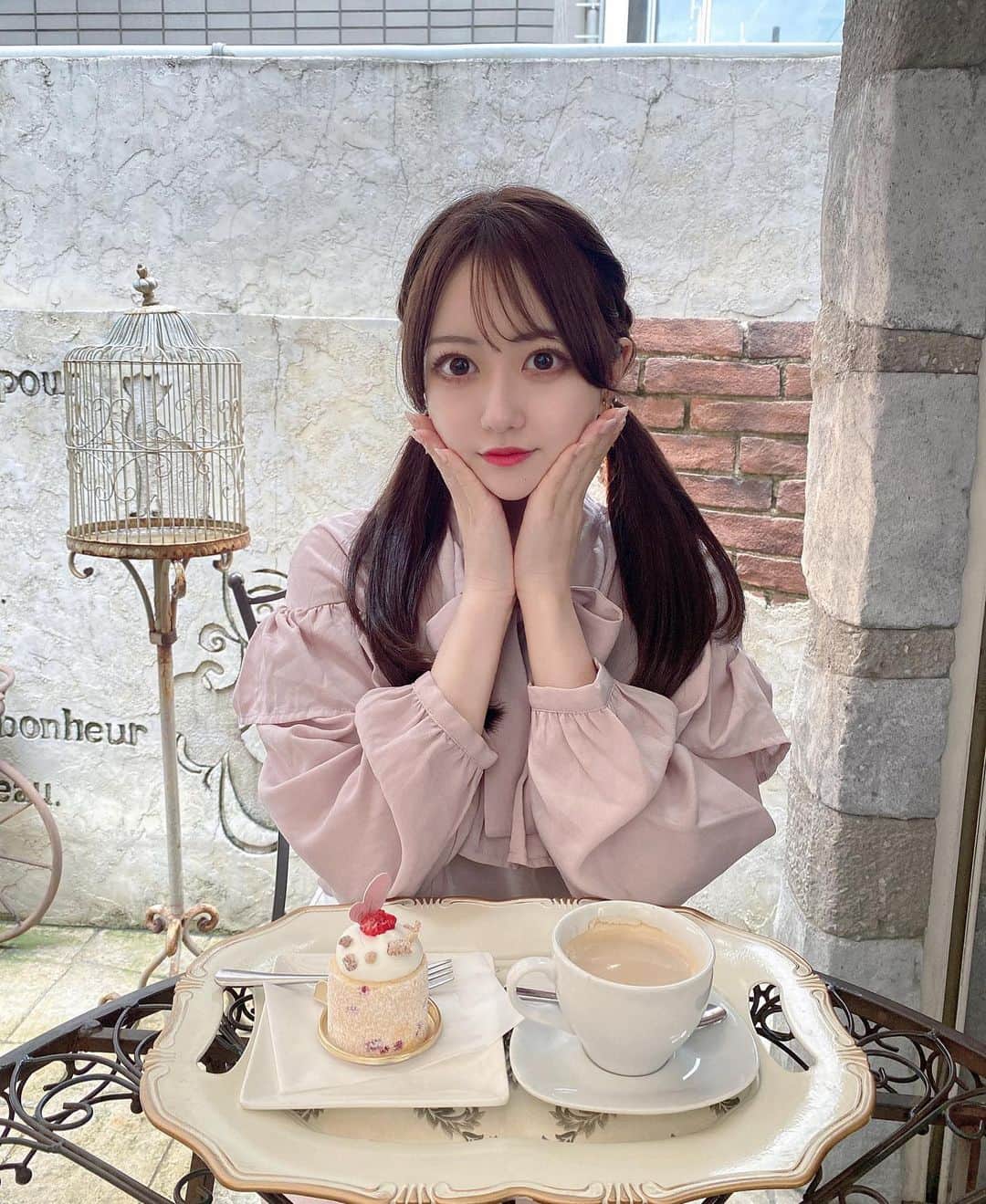 MI-MIさんのインスタグラム写真 - (MI-MIInstagram)「福岡の大名にある  @la__joelle へ❤︎  次福岡行ったら絶対寄りたい! って思ってたところだから行けて良かった〜😌💋  内装もケーキもテラス席の構成も 全てがヨーロッパ風で可愛すぎた🫶 　 📍810-0041 福岡県福岡市中央区大名1-15-29 　  #福岡 #福岡カフェ #ラジョエル #lajoelle #大名 #大名カフェ #天神 #天神カフェ #福岡旅行 #福岡グルメ #ケーキ屋さん #ケーキ屋 #テラス席 #ツインテール #いいね返し #いいね返しは絶対」4月7日 19時45分 - mii__mi.chan