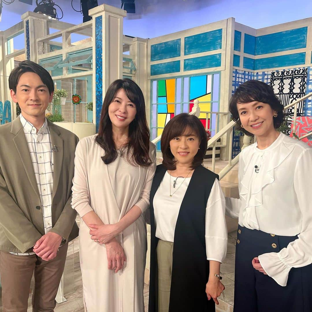 賀来千香子のインスタグラム：「こんばんは✨ 本日、4月7日(金) 夜8時から放送の、 『あしたも晴れ！人生レシピ』(NHK Eテレ)  テーマは、 「骨格診断で似合う服を見つけたい！」です。  服を新調したくなる春ですが、服選びでは「楽」「体型カバー」を重視する方もいらっしゃると思います。  「骨格診断」で、新たなスタイルを探してみませんか？  骨格診断では、体に立体感がある「ストレート」、きゃしゃな「ウェーブ」、フレーム感が強い「ナチュラル」、の3タイプに分かれます。 身長や体重、加齢によっても骨格タイプは変わることはないので、自分の骨格タイプを知っておくと、服選びが楽になるそうです。  セルフチェックの方法や、タイプ別に似合うファッションアイテム、 小物もご紹介します！  ゲストに松本明子さん、 講師に、骨格診断アナリストの二神弓子さんをお迎えしました。  ファッションは楽しいですけど😊、この時期って洋服選びに困りますよね💦  それに、私は時々、〝自分は本当は何が着たいのかしら？〟〝どういう服が似合うのかしら？〟と悩む時があるんです😅  そんな時に、この『骨格診断』がヒントになるかもしれません😉  でも何よりも！〝自分が楽しい服を着る事が1番❤️〟だと思います☺️  〝着たい色！〟〝着てみたいファッション！〟を楽しんで、どうぞ素敵な春にしましょうね🌸  もうすぐ番組が始まります✨ ギリギリになってゴメンナサイ🙏🏻  どうぞ御覧下さいね🌟  #あしたも晴れ！人生レシピ #nhk #eテレ #ファッション #服選び #骨格診断 #松本明子さん #二神弓子さん #堀内賢雄さん #小澤康喬アナウンサー #賀来千香子 #chikakokaku」