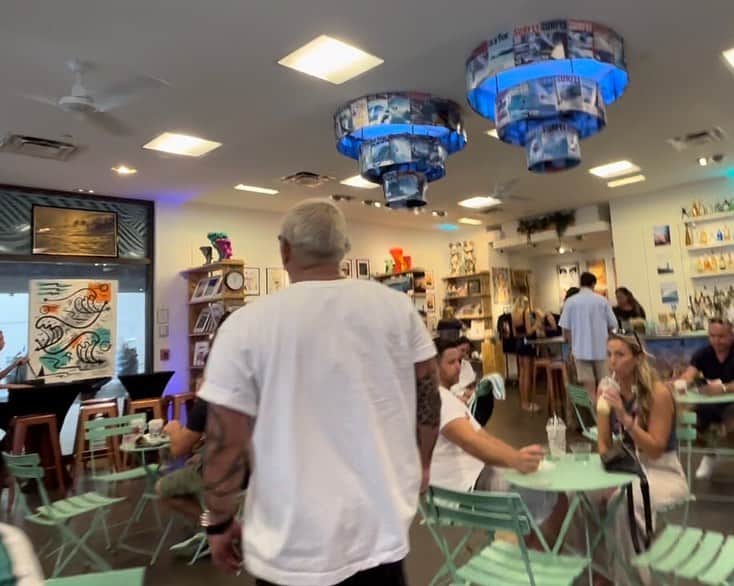 Mihoのインスタグラム：「📍THE GALLERY WAIKIKI @the_gallery_waikiki  ワイキキビーチコマー1Fにあるアートギャラリー兼カフェ🛹ハワイのローカルアーティストの作品を買うことができるコーヒースタンド。  現地でもローカルアーティストの作品を手に取ったり生で目に触れられる機会ってあまりないので、こういうお店もっと増えてほしい❤️‍🔥🔥  本土からの観光客に特に人気で、いつも朝から混んでます。  ストリートカルチャーお好きな方や、メンズのお買い物やお土産探しにもおすすめ☺️  カラカウア通りはさんだ、ほぼ向かいにKITHもあるよ👟  #couplegoals #couplelove #couplegram #オアフ#ホノルル#二拠点生活#ハワイ#日々の暮らし#シンプルライフ#ハワイライフ#ハワイ生活#ビーチライフ#ナチュラルな暮らし#ヘルシーライフ#ハワイ好き#ハワイ情報 #ハワイ旅行#hawaii #oahu #hilife #hilife808#ワイキキビーチコマー#thegallery#ハワイ新店舗」
