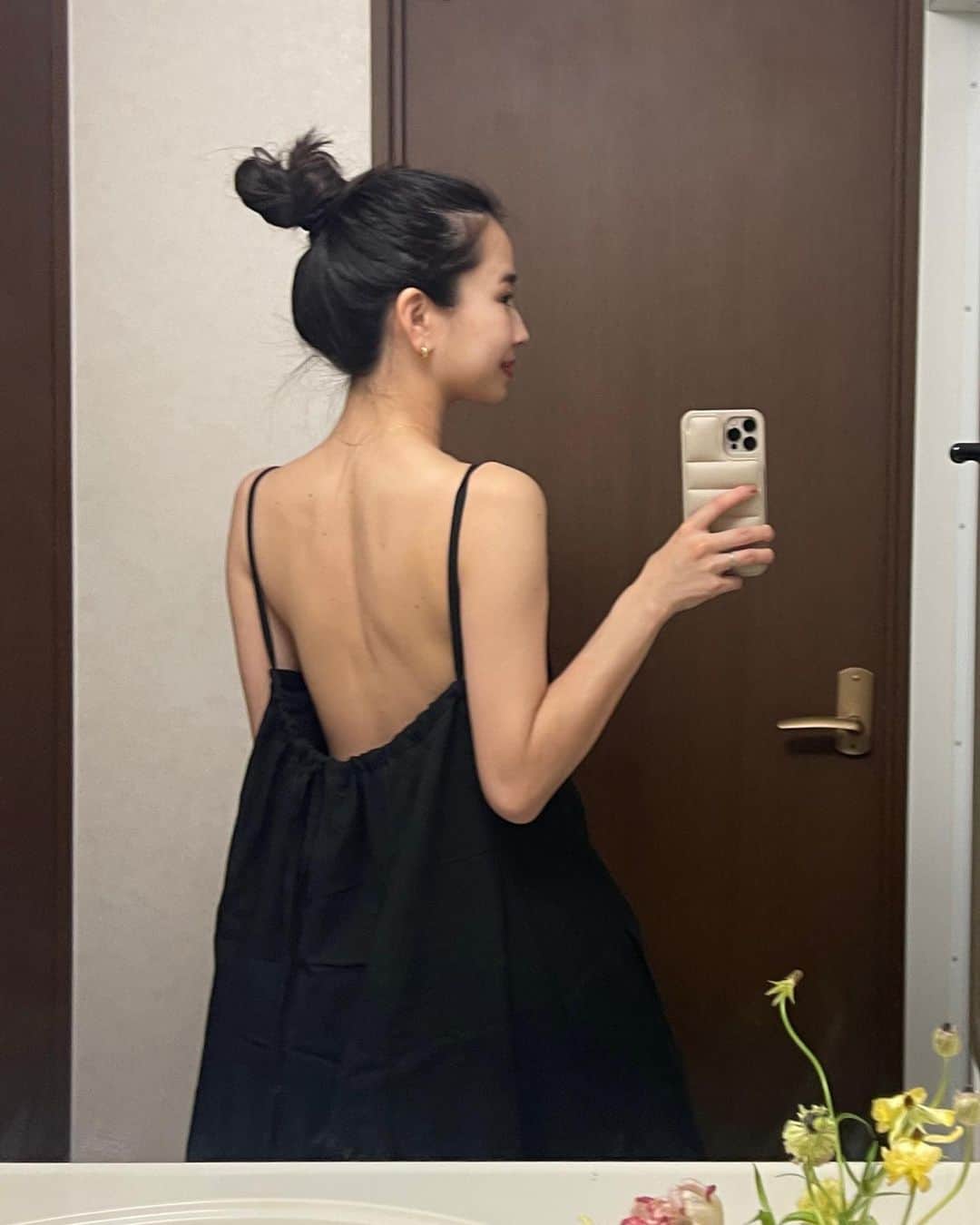 小嶋梨奈のインスタグラム：「うー。 可愛い！買って良かったー♡ 肩　まだまだもこっとしてるけど ピークから考えると良くなったほうだな、、 夏1枚で堂々と着たいしなー。 引き続きがんばらねばっ  #ワンピース #コーディネート #春服」