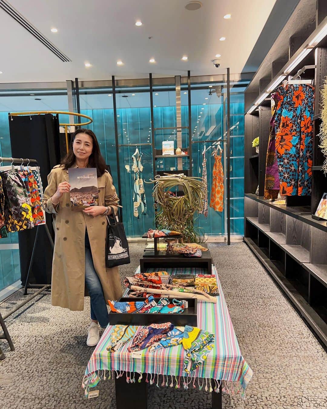 高橋ひとみさんのインスタグラム写真 - (高橋ひとみInstagram)「今日は舞台が昼公演だったので、帰り道に六本木蔦屋書店で今日まで開催の「大人の深旅」南アフリカウィーク🇿🇦を見に行ってきました😊  南アフリカに関する書籍📚の他、 南アフリカワイン🍷や名産のルイボスティー、色鮮やかなお洋服、民芸品などが展示販売されていました🐘  また、南アフリカ🇿🇦に旅行に行きたいです🦒  #南アフリカ観光親善大使 #南アフリカ観光局 @feel_south_africa_jp  🧥: @burberry」4月7日 19時57分 - hitomi_momoe