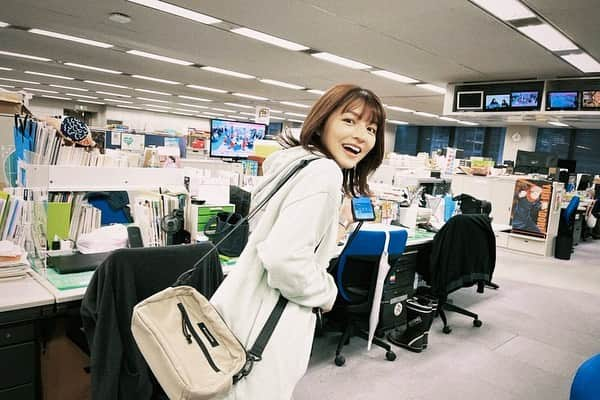 清水麻椰のインスタグラム：「今月から #よんチャンTV (木)生中継リポートを担当することになりました🙋🏻‍♀️🎤  自分で見たもの、感じたものを言葉にし、LIVEで伝えるお仕事。 アナウンサーとしての技量を試される現場です。  今週は山中アナのピンチヒッターとして 月、火、木曜日の中継を担当したのですが、 この3日間だけでも学ぶことがたくさんありました。  アナウンサー5年目、まだまだ未熟者だな〜と… 現実を突きつけられています。 悔しい！！でもそれ以上に楽しい！！！  来週以降は木曜日のみの担当となります。 これから関西各地を駆け回り、 皆さんに有益な情報を届けられるよう頑張りますので #よんチャンTV ぜひご覧ください🏃‍♀️💨  Day1 #仁和寺 #御室桜 #桜の雲海 Day2 #阪急うめだ本店 #春の北海道物産大会 Day3 #篠山城 #盆桜展 #桜の盆栽」