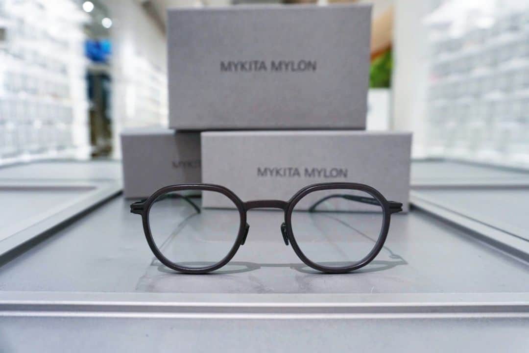 MYKITA SHOP TOKYOさんのインスタグラム写真 - (MYKITA SHOP TOKYOInstagram)「【MYLON HYBRID "BIRCH Pitchblack/Black"】  いつもご覧いただき有難うございます。 本日はMYLON HYBRID Collectionより”BIRCH Pitchblack/Black”をご紹介致します。   MYKITA独自の表面加工技術により、他にはないマットな質感のフロントに、軽量なステンレスを組み合わせたMYLON HIBRID Collection。  多角形のレンズシェイプですが、角が丸いため何気ない雰囲気で着用していただけます。 カラーレンズに変更し、サングラスにするにもお勧めです。  Thank you for visiting our website. Today, we would like to introduce "BIRCH Pitchblack/Black" from MYLON HYBRID Collection.   The MYLON HIBRID Collection combines lightweight stainless steel with a matte-textured front that unique surface processing technology.  The lens shape is polygonal, but the rounded corners allow you to wear it with a casual atmosphere. It is also recommended to change to colored lenses and wear them as sunglasses.  #mykita  #mykitamylon  #eyewear  #eyewearfashion  #マイキータ  #メガネ」4月7日 19時51分 - mykitashopsjapan