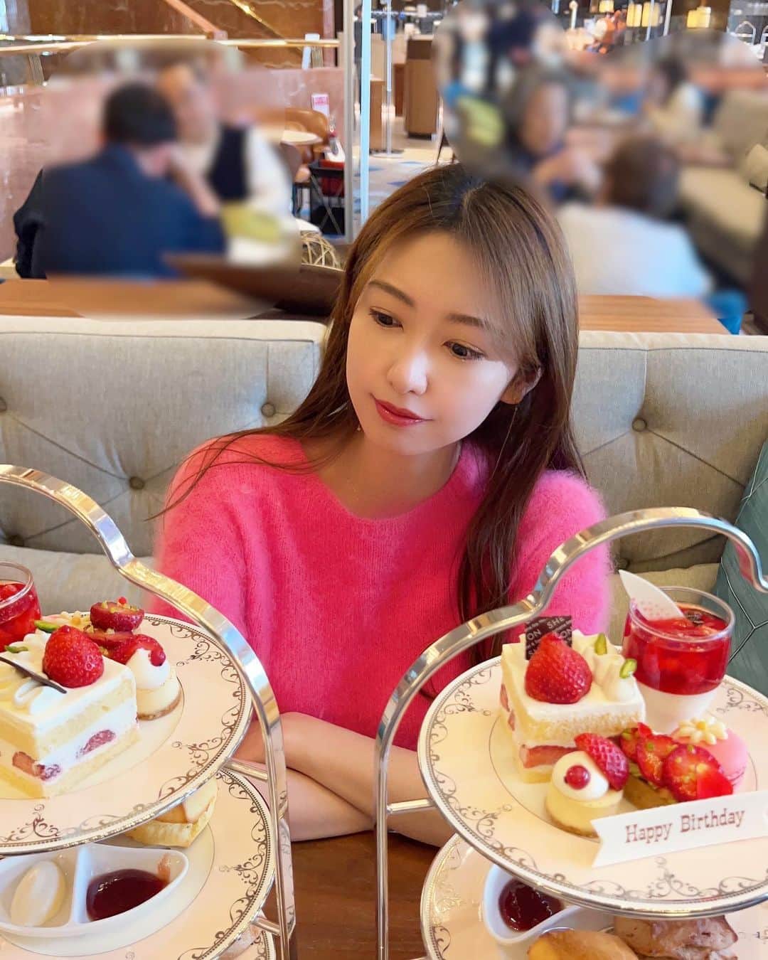 金田彩奈のインスタグラム：「🫖  久しぶりのアフタヌーンティー🧁 はるなのお誕生日祝い🎂  最近甘いもの大好き🤤💓  内カメの画質悪い🫠🫠」