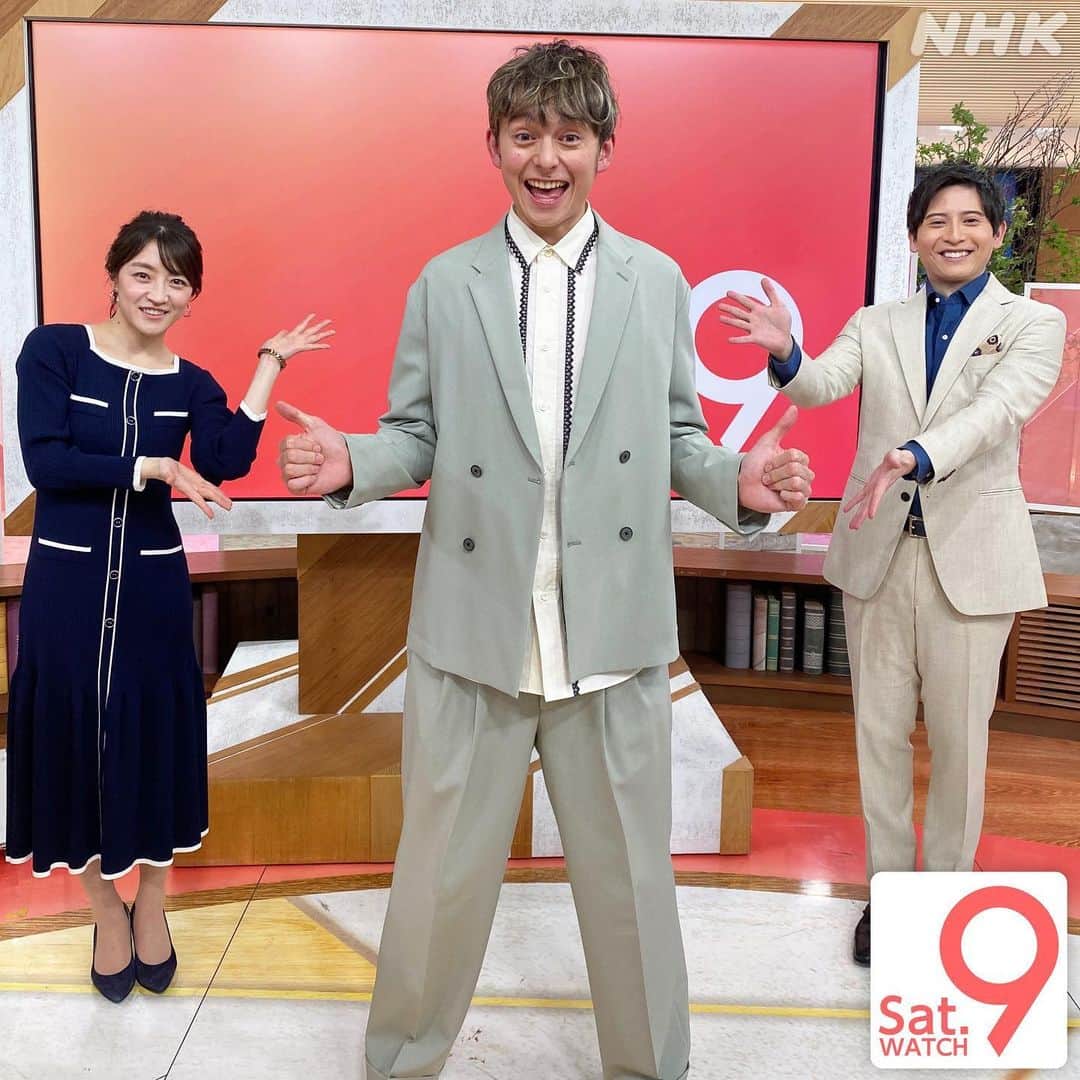 ハリー杉山のインスタグラム：「"NHK サタデーウォッチ9"  ３月中旬のサタデーウォッチ9。久しぶりにNHKの報道フロア。  なんと2012 4月から一年出演していた "ほっと＠アジア" の技術さん、制作さんが現場に入っていて、11年経っても相変わらず皆さん元気そうでナイスワン求めるし、なんだか温かい気持ちになりました🥲😭☺️  2012年はおばあちゃんが旅立ち、 父が病と向き合い始める年でもあり 自分もガラッと環境が変わるなど  僕にとって様々な試練が突き刺さる サンドバッグになったような一年でありながら、宝も得られた一年でした  そんな日々を見守って、支えてくれた 皆さんは一生感謝です🫶  写真撮れば良かったな〜🥹  オンエア後には ホルコム ジャック 和馬 アナウンサーと アフタートーク。僕の経歴を細かく知ってくださって、海を越えるお互いの背景だけではなく、人生の進路についても沢山共感できた、予想外なほどパーソナルなインタビューになりました。感謝です！  リンクはストーリーにあげました^_^  One night at work in NHK. Some faces in the camera crew back in the long and winding road 10 years back.  Good to see 'em. Bless❤️」