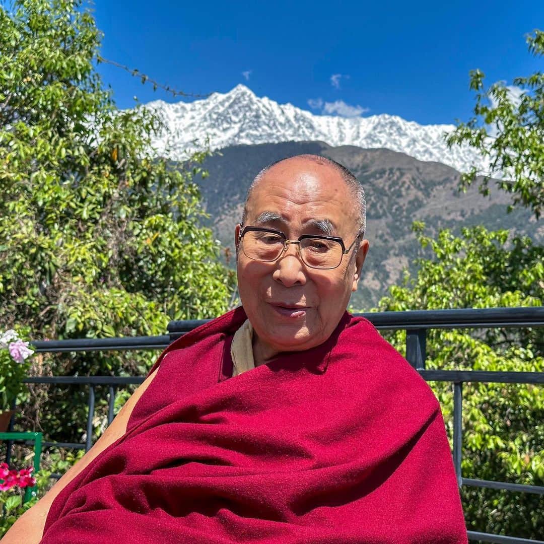 ダライ・ラマ14世のインスタグラム：「HHDL enjoying a beautiful spring day on the veranda of his residence in Dharamsala, HP, India on April 7, 2023. Photo Ven Tenzin Jamphel #dalailama」