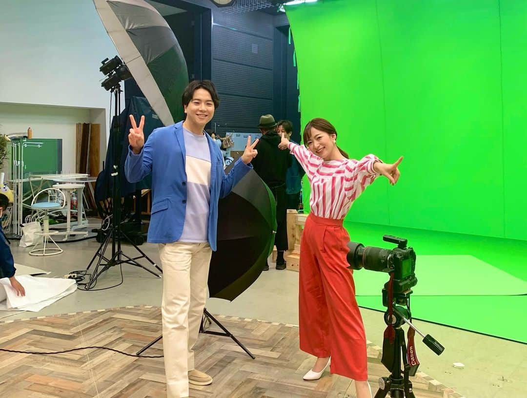 速水里彩のインスタグラム：「. 今週は新年度でちょっくらバタバタ💨 でもワクワク🥹な感じであっという間でした！  きっとそんな方、多いですよね😎 週末はゆっくり過ごしてくださいね☕️  さてさてスイッチの新しいポスター ポップな感じに仕上がっております💕 ただ、地味〜に体幹を使うポーズが多く..🤣 前田アナと 筋肉が...😰プルプルする〜！！！ と言いながら撮影しました（笑）  今年こそ、筋トレ。 体幹を鍛えようと思った一日でした😇😇  #東海テレビスイッチ #10周年 #いっしょにアップデート  #撮影の裏側 #オフショット 笑 #前田輝 アナ #速水里彩」